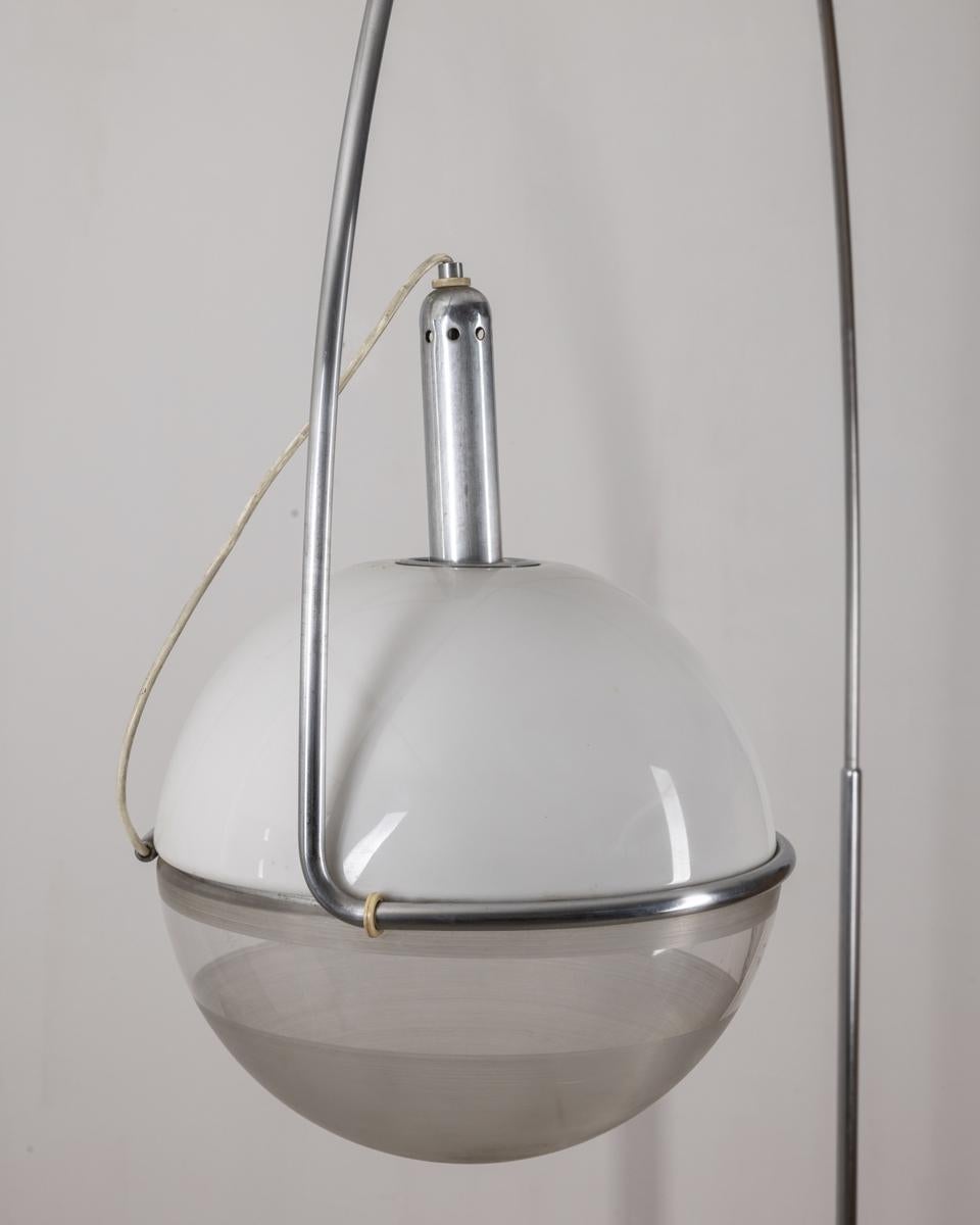 Lampe à arc vintage des années 70 modèle focus conçu par Fabio Lenci pour Guzzini en vente 3