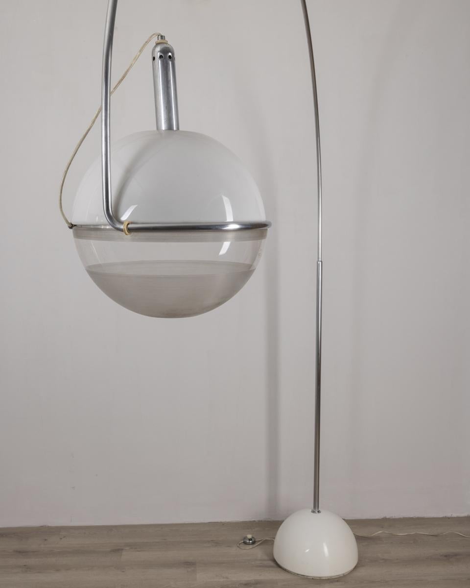 Lampe à arc avec base en béton recouverte de plastique blanc, cadre en métal chromé et abat-jour en plexiglas.
Modèle Focus, conçu par Fabio Lenci pour Guzzini, années 1970.

ÉTAT : En bon état de fonctionnement, peut présenter de légers signes