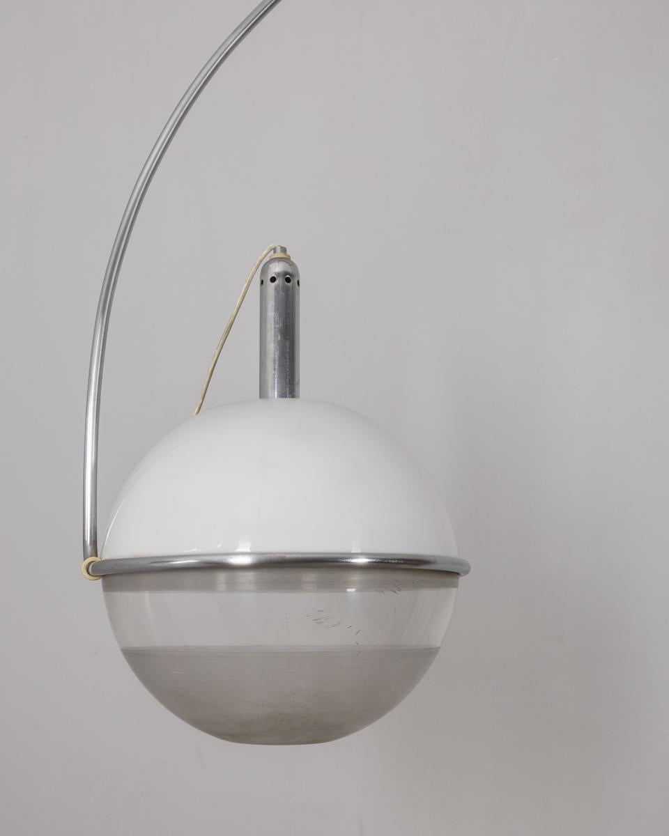 Moderne Lampe à arc vintage des années 70 modèle focus conçu par Fabio Lenci pour Guzzini en vente