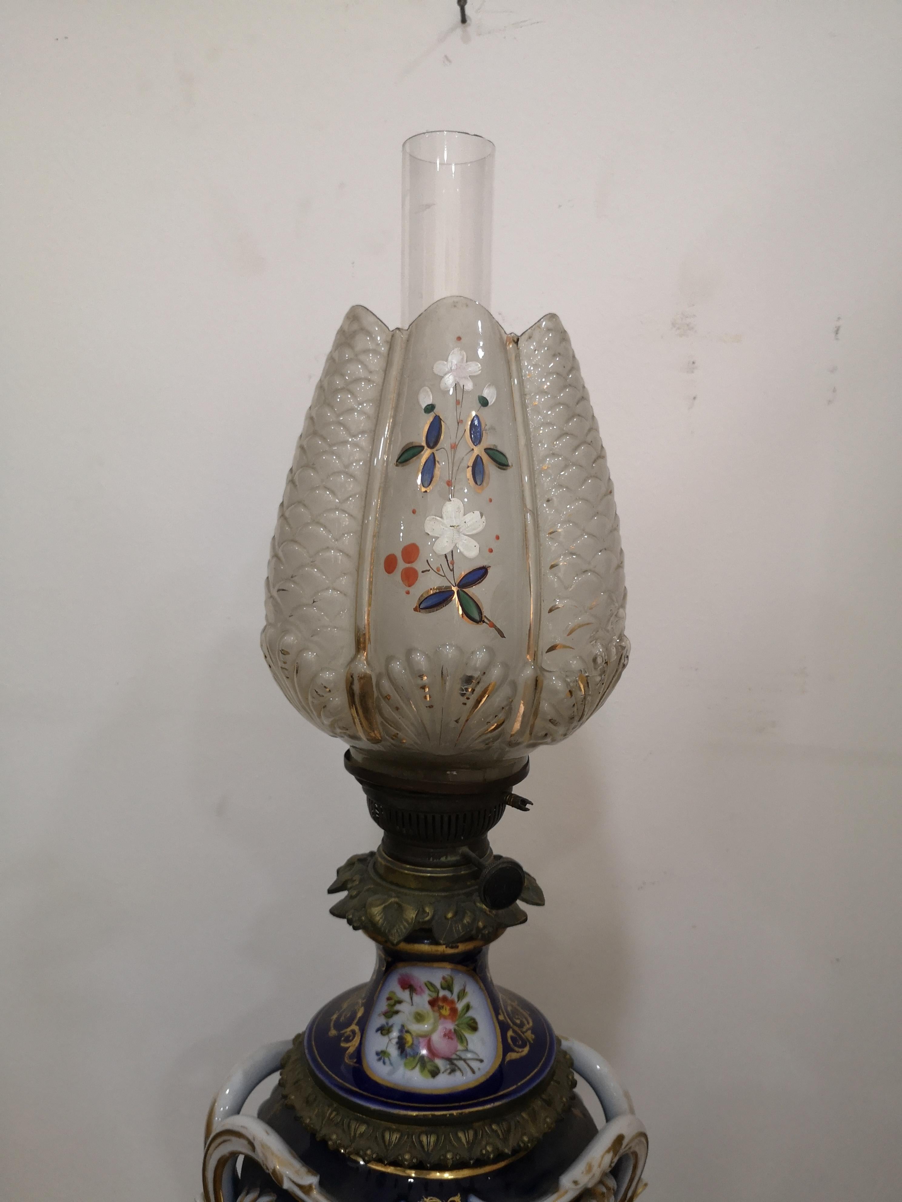Sèvres porcelain oil lamp, mid-19th century In Good Condition For Sale In Catania, IT