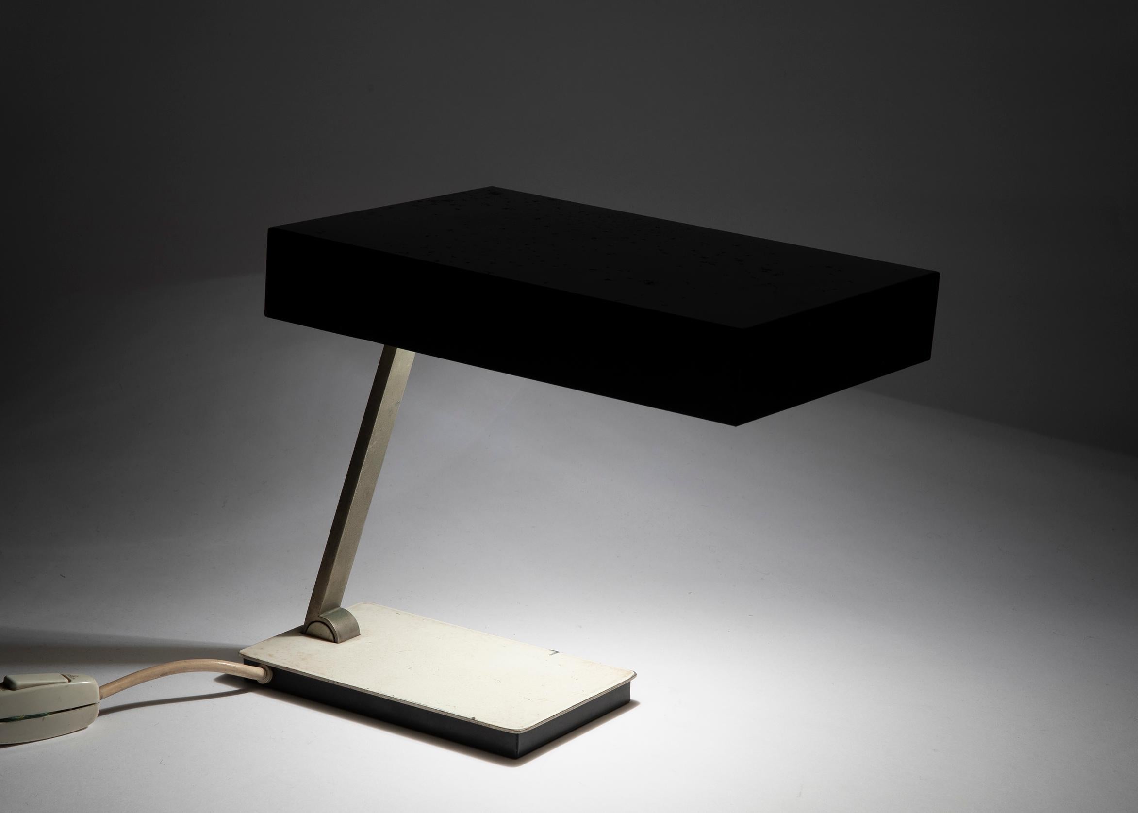 Lampe de table, modèle 6878, conçue par Klaus Hempel pour Kaiser Leuchten dans les années 60. Il cappello è basculante e regolabile grazie al giunto mobile del fusto che lo sorregge. En métal laccato nei toni del Nero e del bianco crema, richiama le