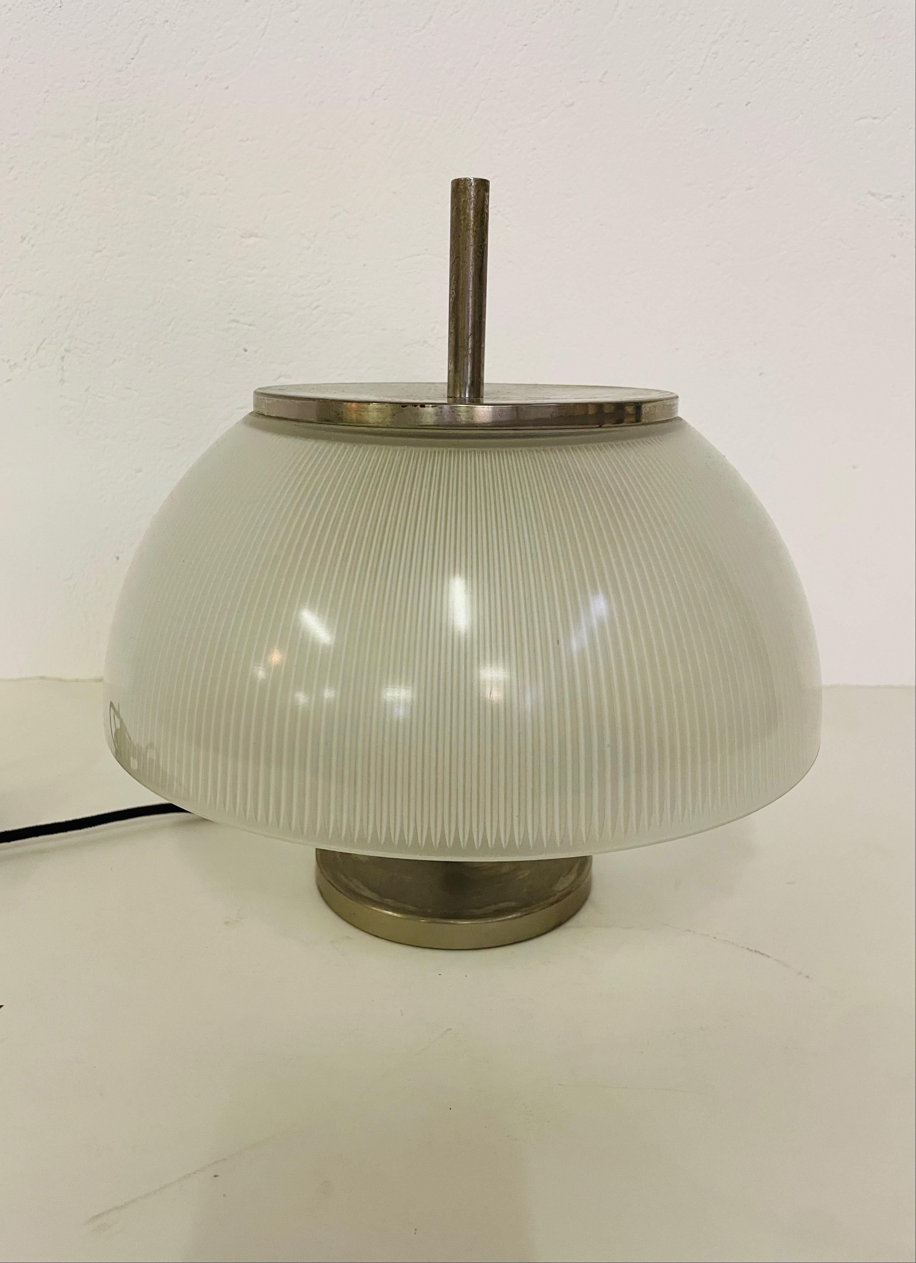 Tischleuchte Modell Alfetta von Sergio Mazza für Artemide.
Hergestellt 1966, vernickeltes Messing mit strukturiertem Glasschirm.
Insgesamt sehr guter Zustand, mit normalen Alters- und Gebrauchsspuren. Siehe Foto.
Abmessungen
Ø: 25 cm
Höhe: 24,5 cm