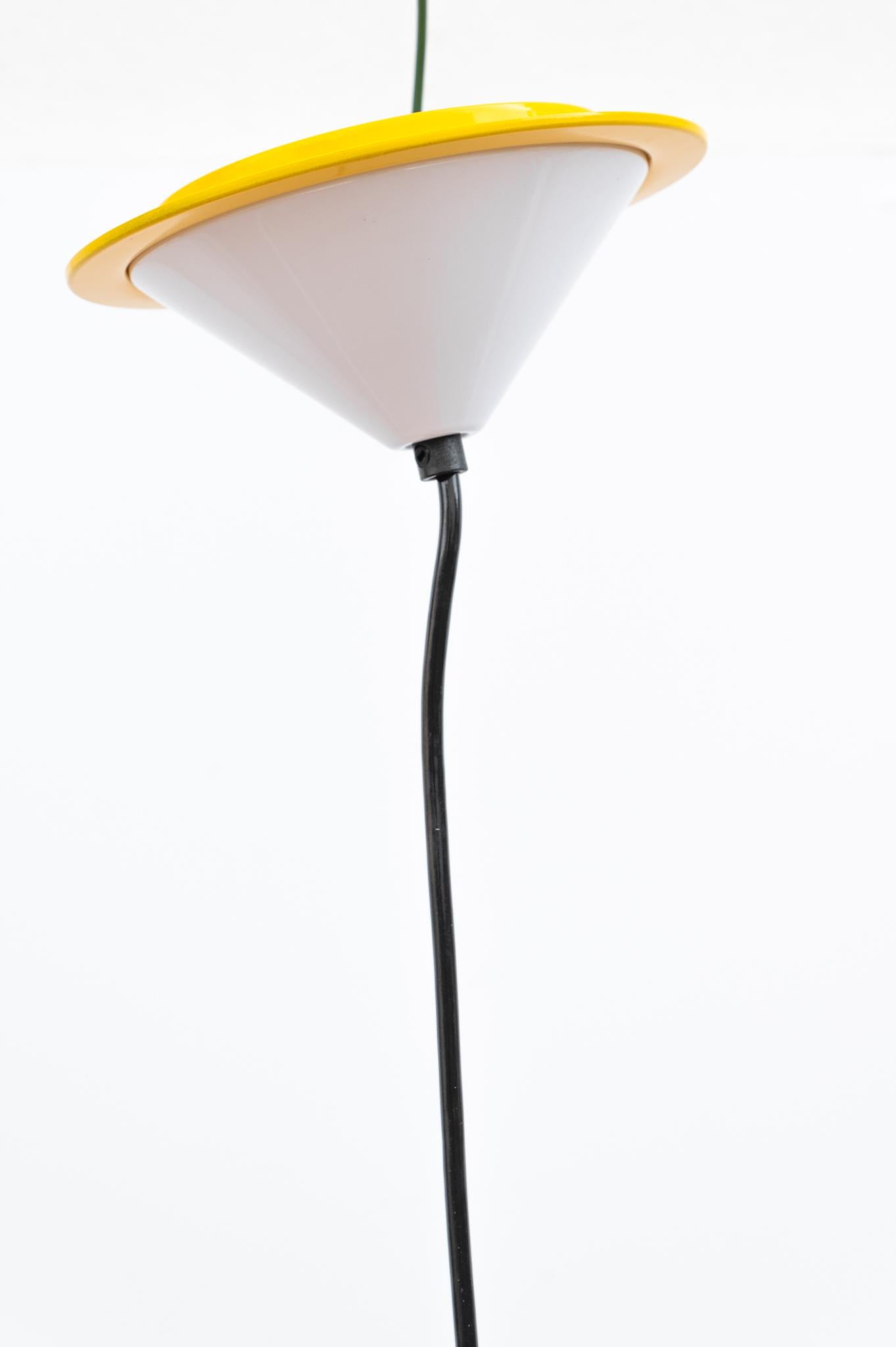 Lampada Anello sospesa Valenti, Made in Italy, Anni '80.
Lampadario con struttura in metallo verniciato giallo e bianco. 
Lampadina Ax 1x16 W 2D fluorescente o equivalente a LED. 
Il prezzo della spedizione si intende per il territorio italiano, per