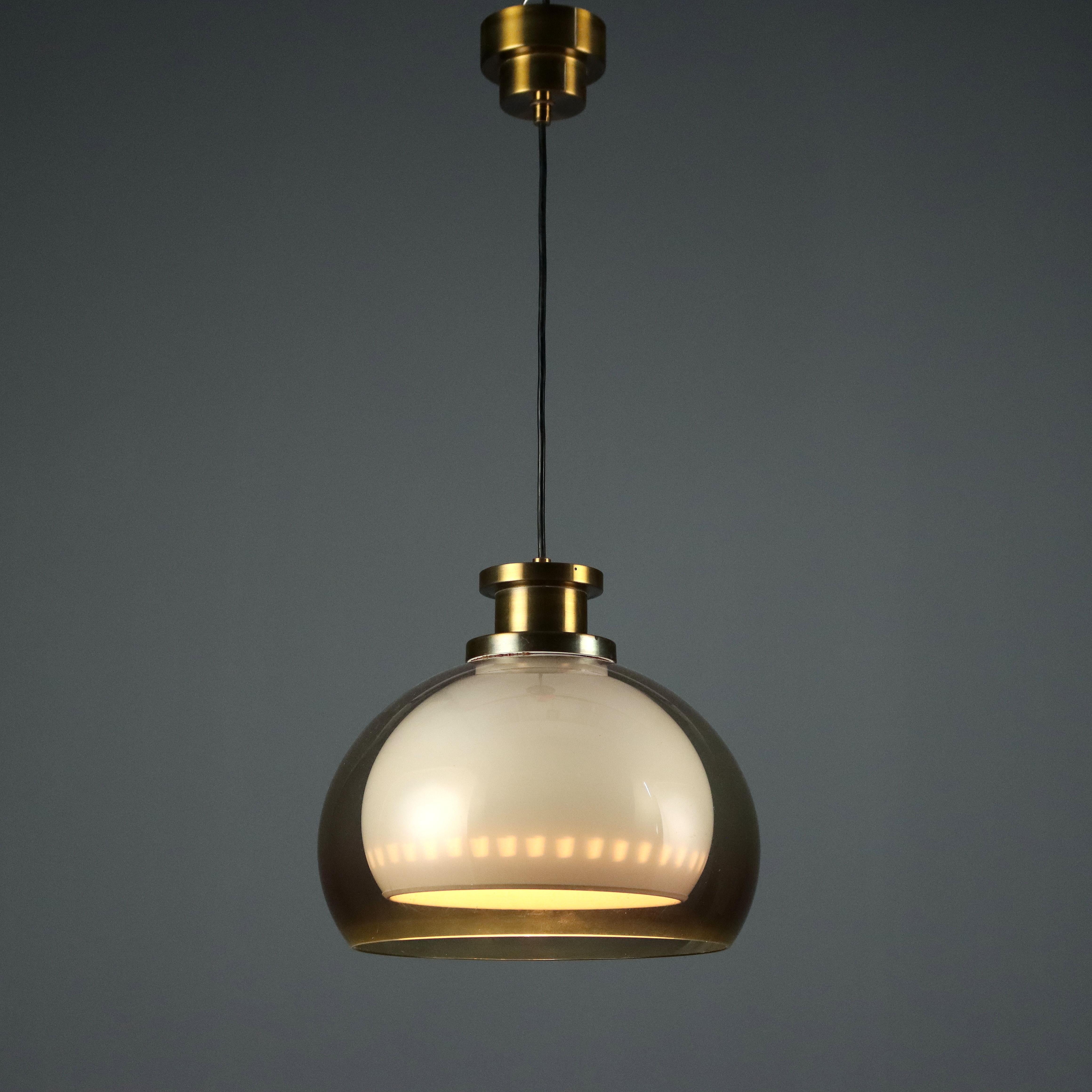 Lampada a soffitto vintage di manifattura italiana del XX secolo con struttura in ottone, doppia calotta in metacrilato trasparente fumè e bianco e alluminio smaltato.