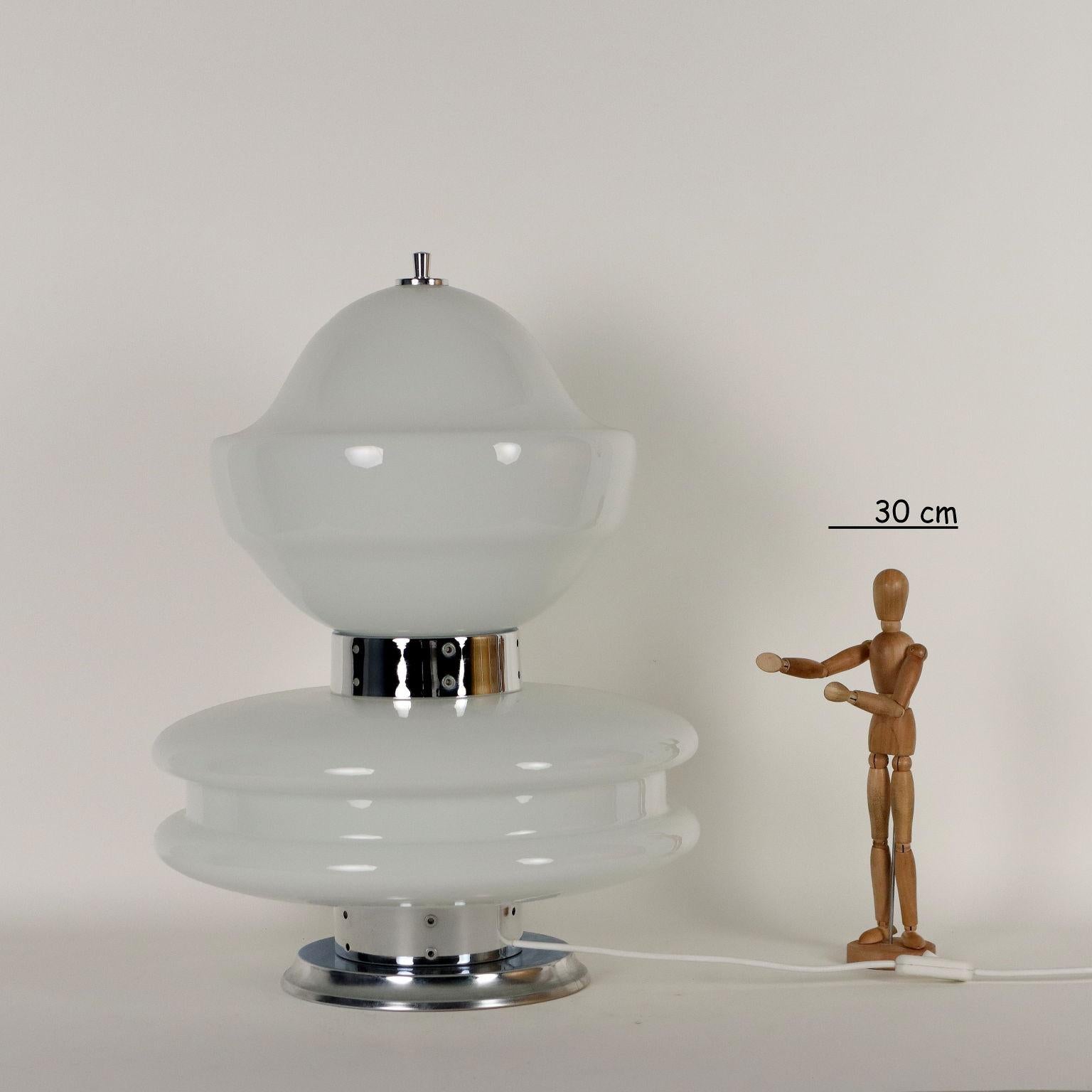 Lampe de table en verre blanc et métal chromé.