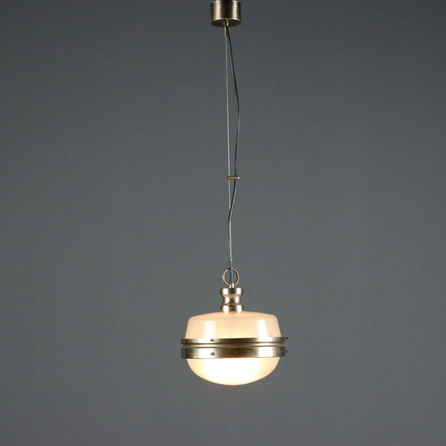 Lámpara de techo vintage de aluminio y latón anodizado con doble tazón de cristal prensado.