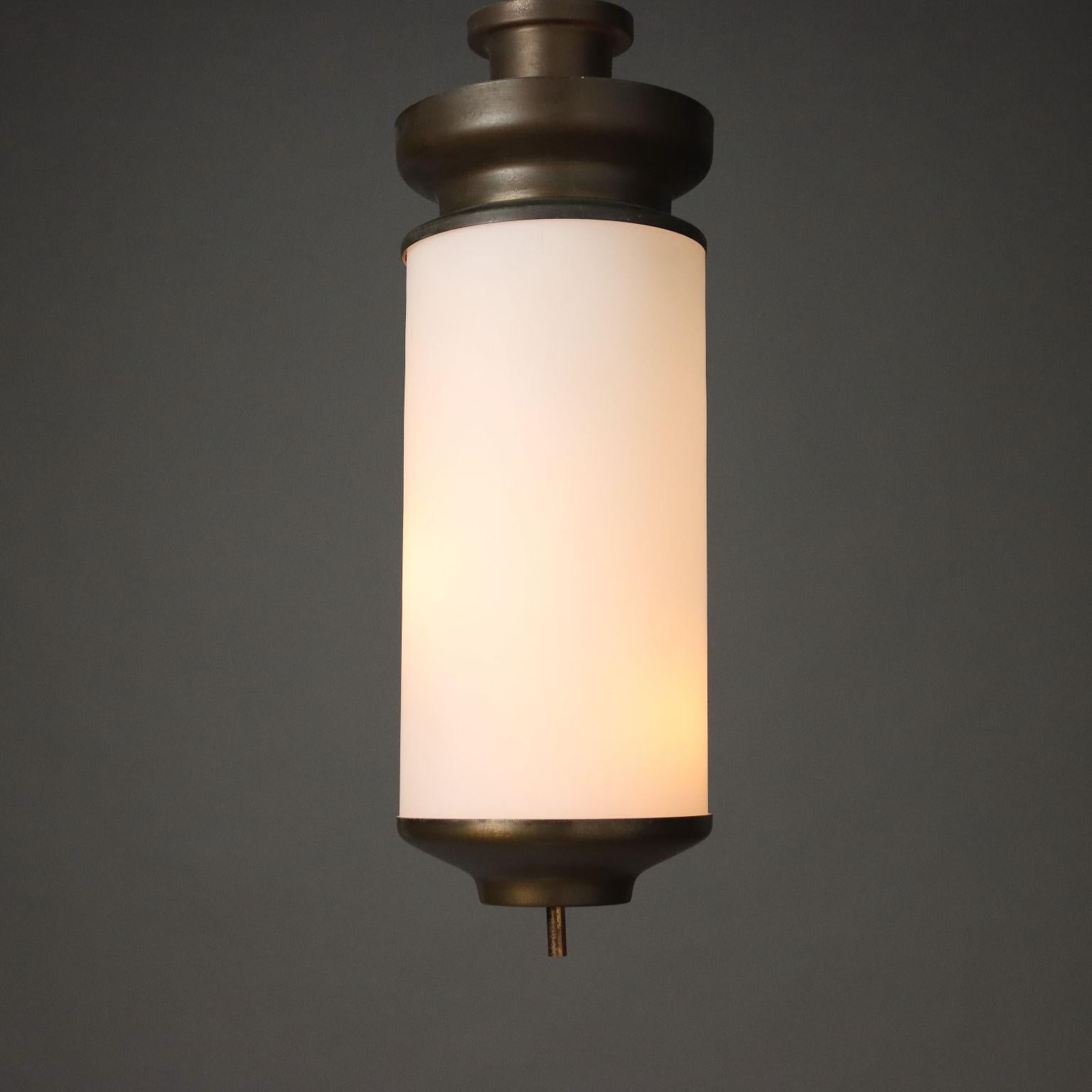 Elegante lampada a soffitto di produzione Lumi con struttura in ottone e in diffusore in vetro opalino. Presente il marchio della manifattura.