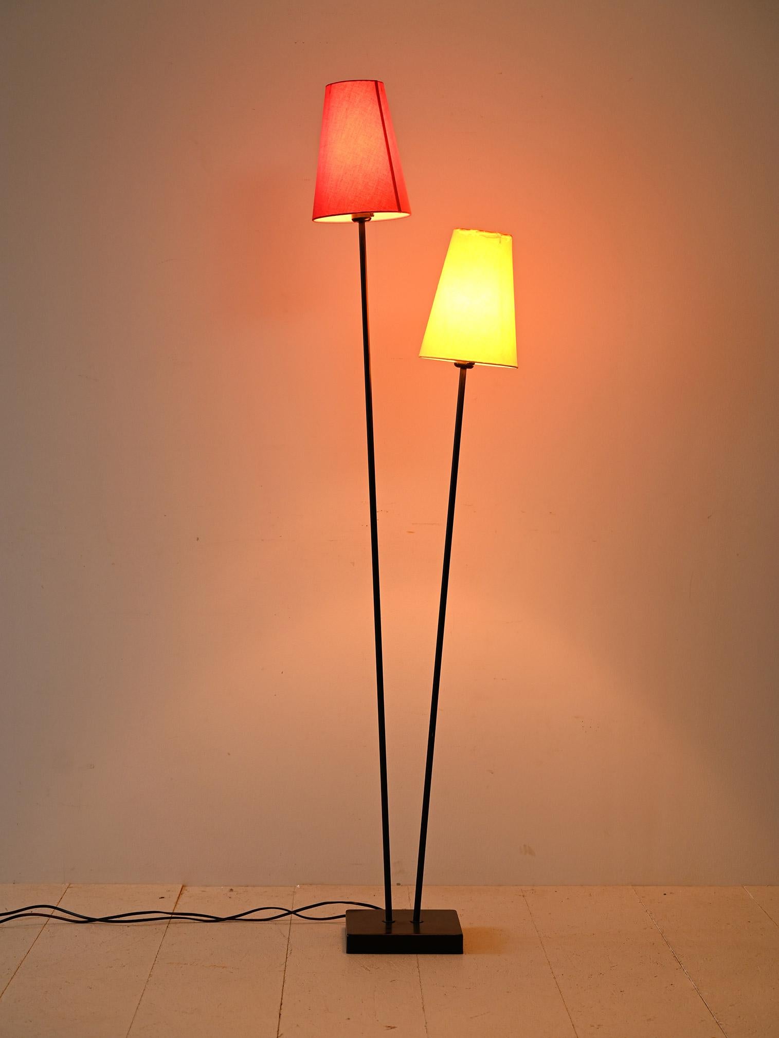 Nordic lamp with double lampshade.

This charming vintage lamp is distinguished by its black metal frame, which adds a modern touch to its Nordic design. The two fabric lampshades, one red and the other yellow, provide a lively and colorful accent,