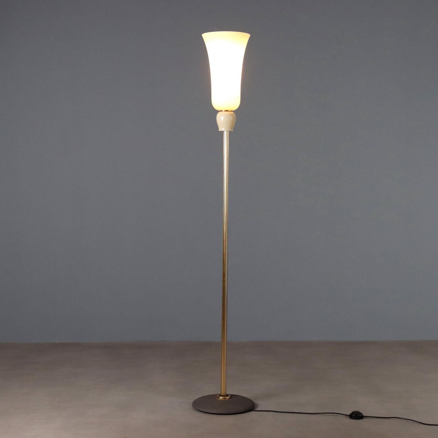 Elegant floor lamp that recalls the forms of the 1930s as suggested by its name with metal base, stem and straw glass diffuser. Does not mount LED lamps, 1 bulb with E27 socket max 250 watts.
