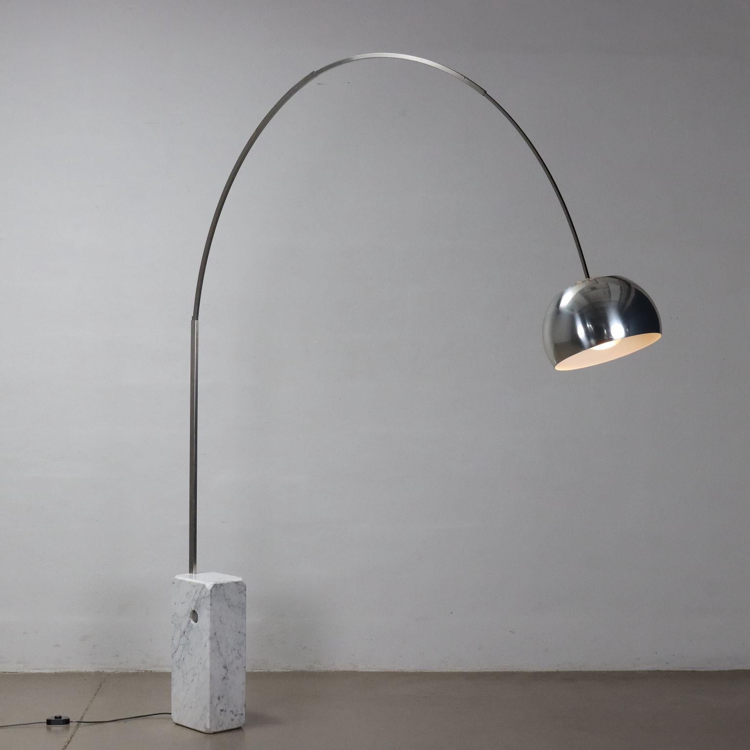 Iconica lampada modello 'Arco' disegnata nel 1962 dai fratelli Castiglioni. Marble base, telescopic steel stem, chrome-plated and enameled aluminum diffuser. Good conditions.