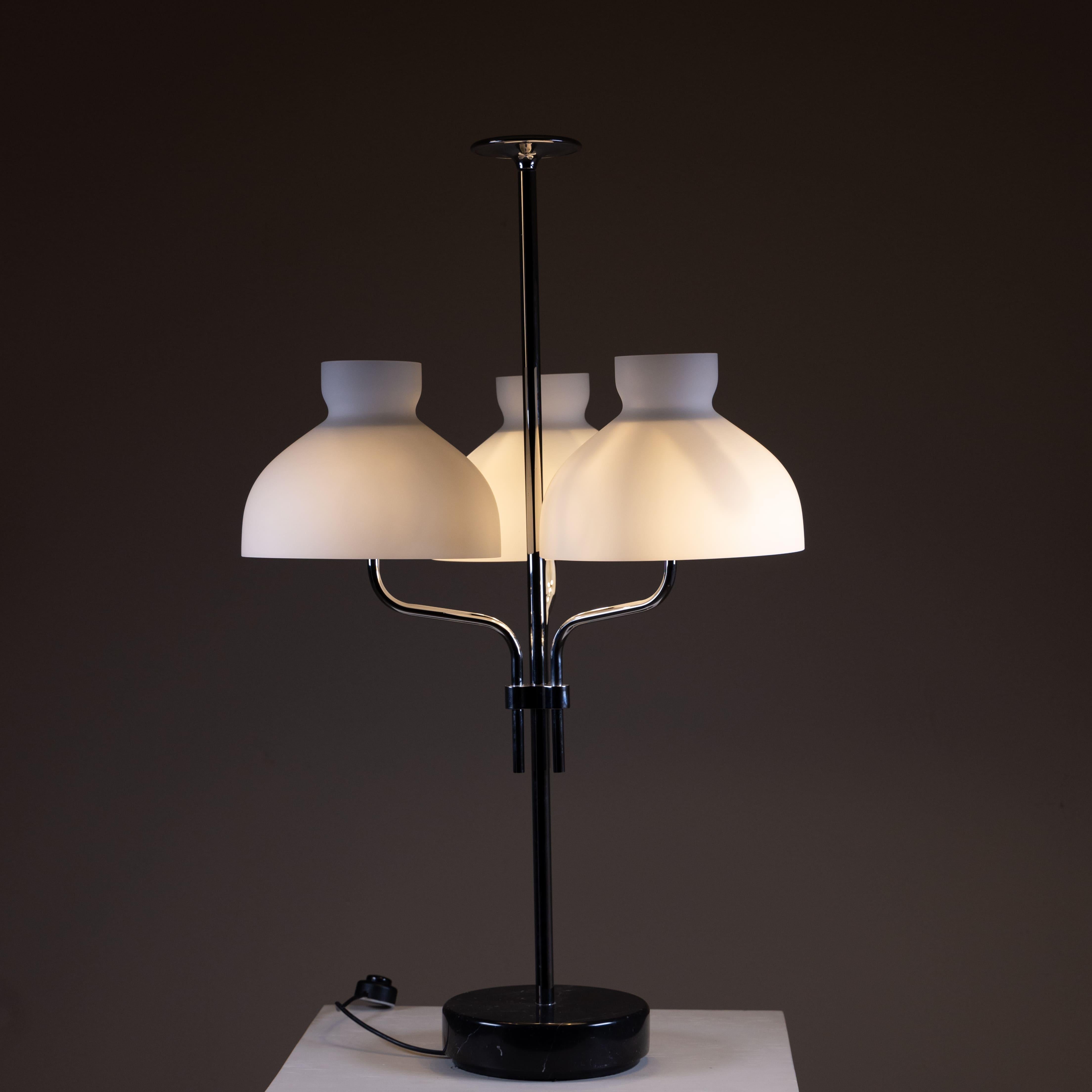 La lámpara Arenzano Tre Fiamme, diseñada por Ignazio Gardella en 1960, es un ejemplo significativo del diseño italiano de mediados de siglo. La lámpara se caracteriza por una estructura elegante y sofisticada que combina funcionalidad y estética.