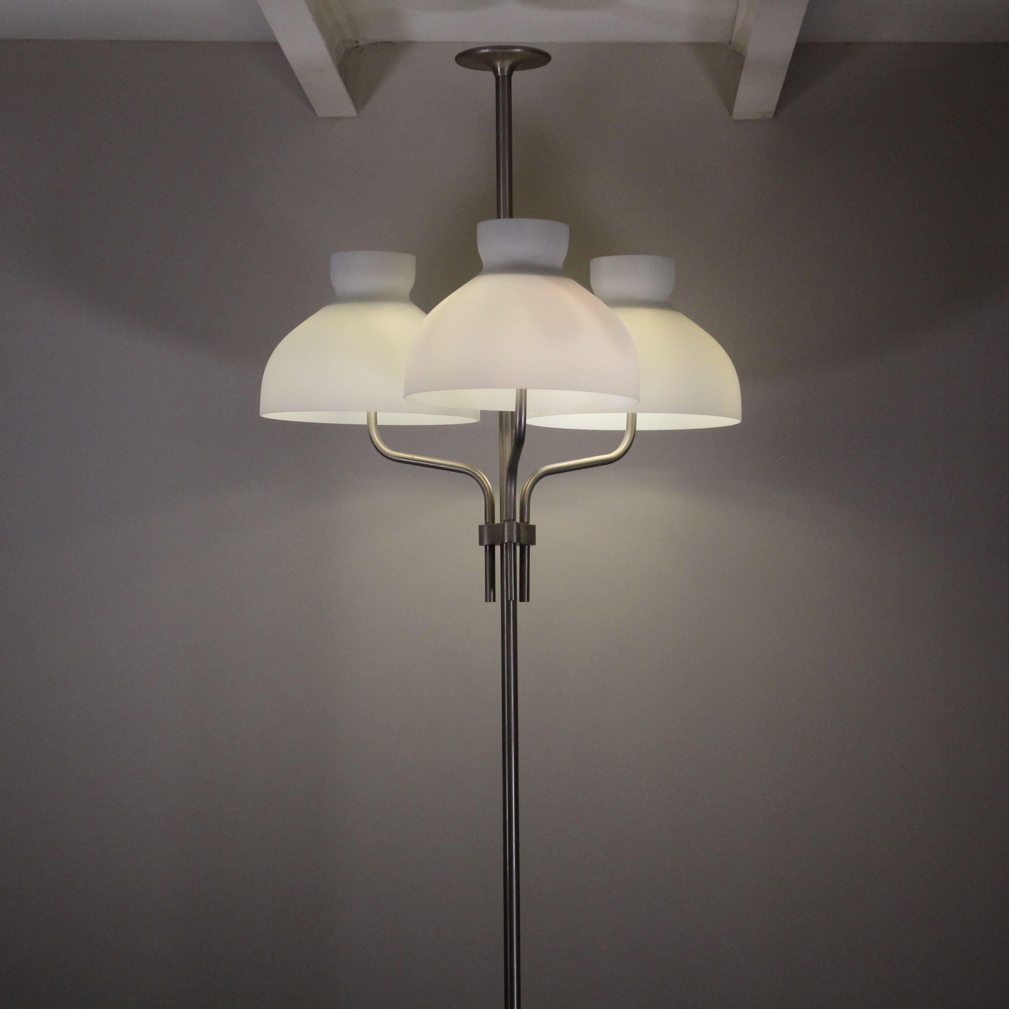 La lampada da terra Arenzano Tre Fiamme, progettata da Ignazio Gardella per Azucena, è un’eccezionale espressione di design italiano. Questa edizione limitata, alta 214 cm, è stata realizzata su misura per un cliente, rendendola un pezzo unico. La