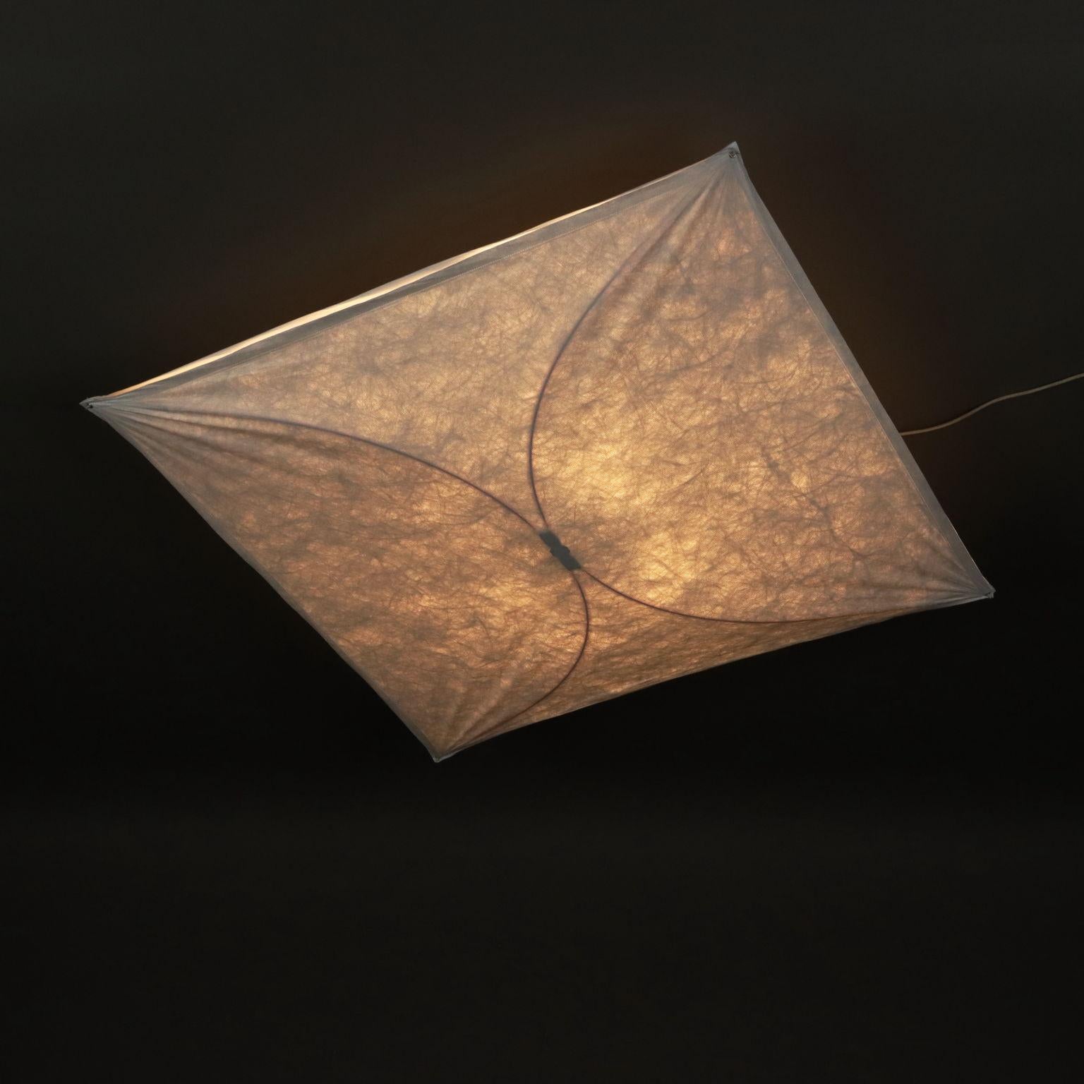Lampada a soffitto/parete con diffusore in tessuto sintetico. Buone condizioni.