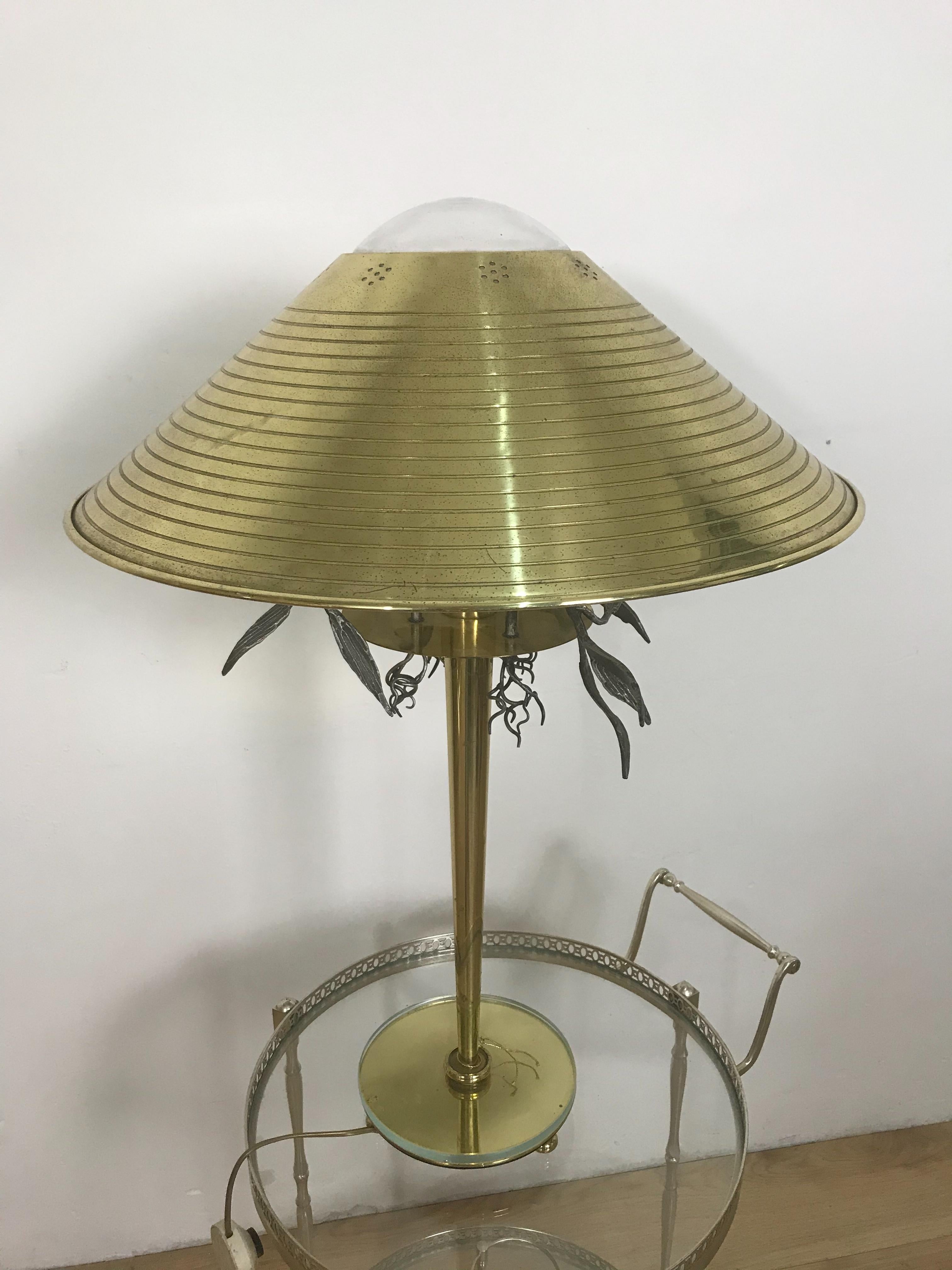 Table lamp in brass, metal and glass produced by Banci Firenze. Founded in 1899 by Giuseppe Banci in the historic centre of Florence, Italy. Initially started as glass-makers, the company soon began with the restoration of chandeliers in iron,