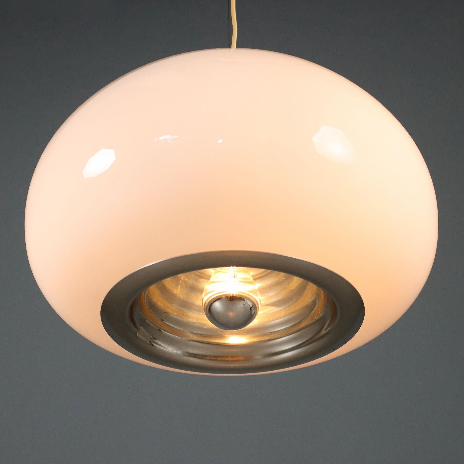Lampada a sospensione in vetro bianco e alluminio cromato. 
