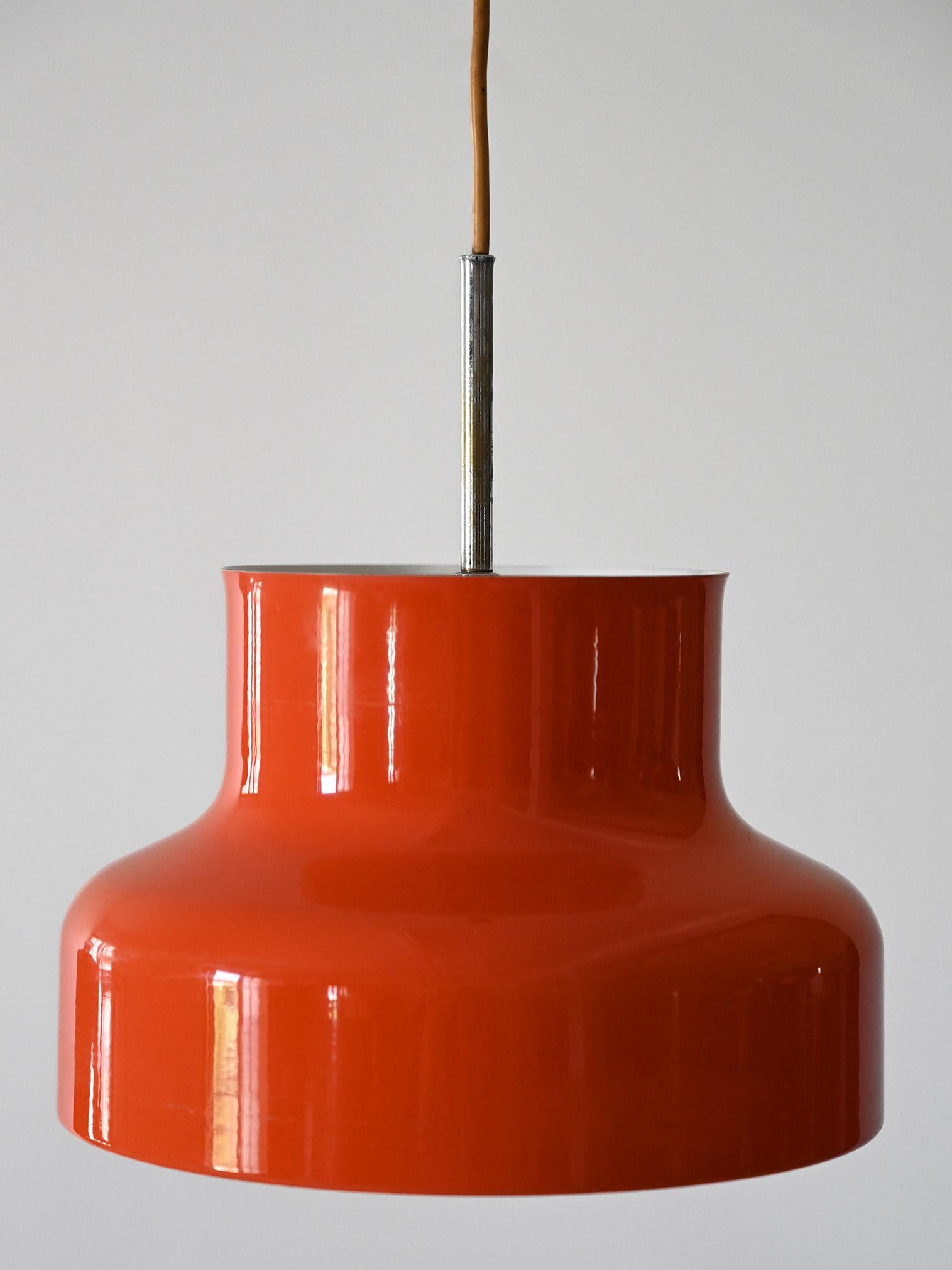 Le modèle vintage de la lampe Bumling, conçu pour Ateljé Lyktan, est un exemple emblématique du design scandinave des années 1960. Fabriquée en tôle orange, cette lampe se caractérise par un design distinctif et innovant.

Le design du Bumling se