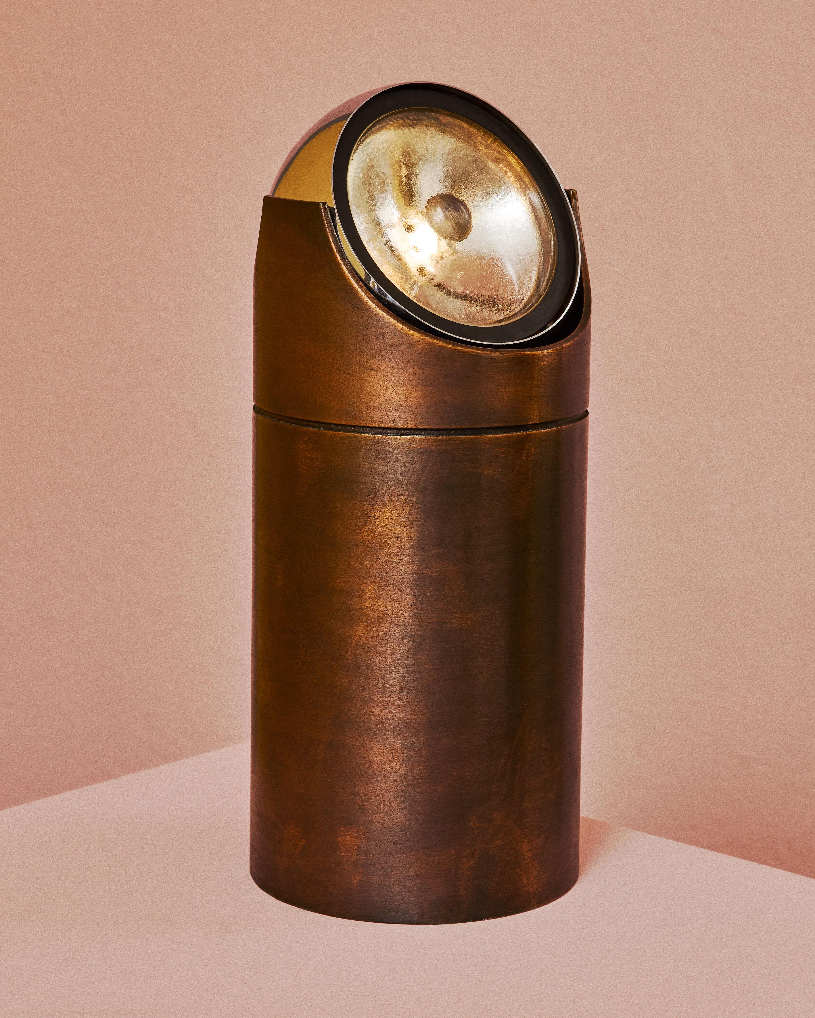 Lampada da tavolo Cape Cod, mod. 14095, in metallo brunito e cromato. Riproduzione in scala del faro da scogliera, questo pregiato oggetto costituisce uno dei tanti omaggi del designer Angelo Lelii all'America. Produzione Arredoluce, Italia, anno