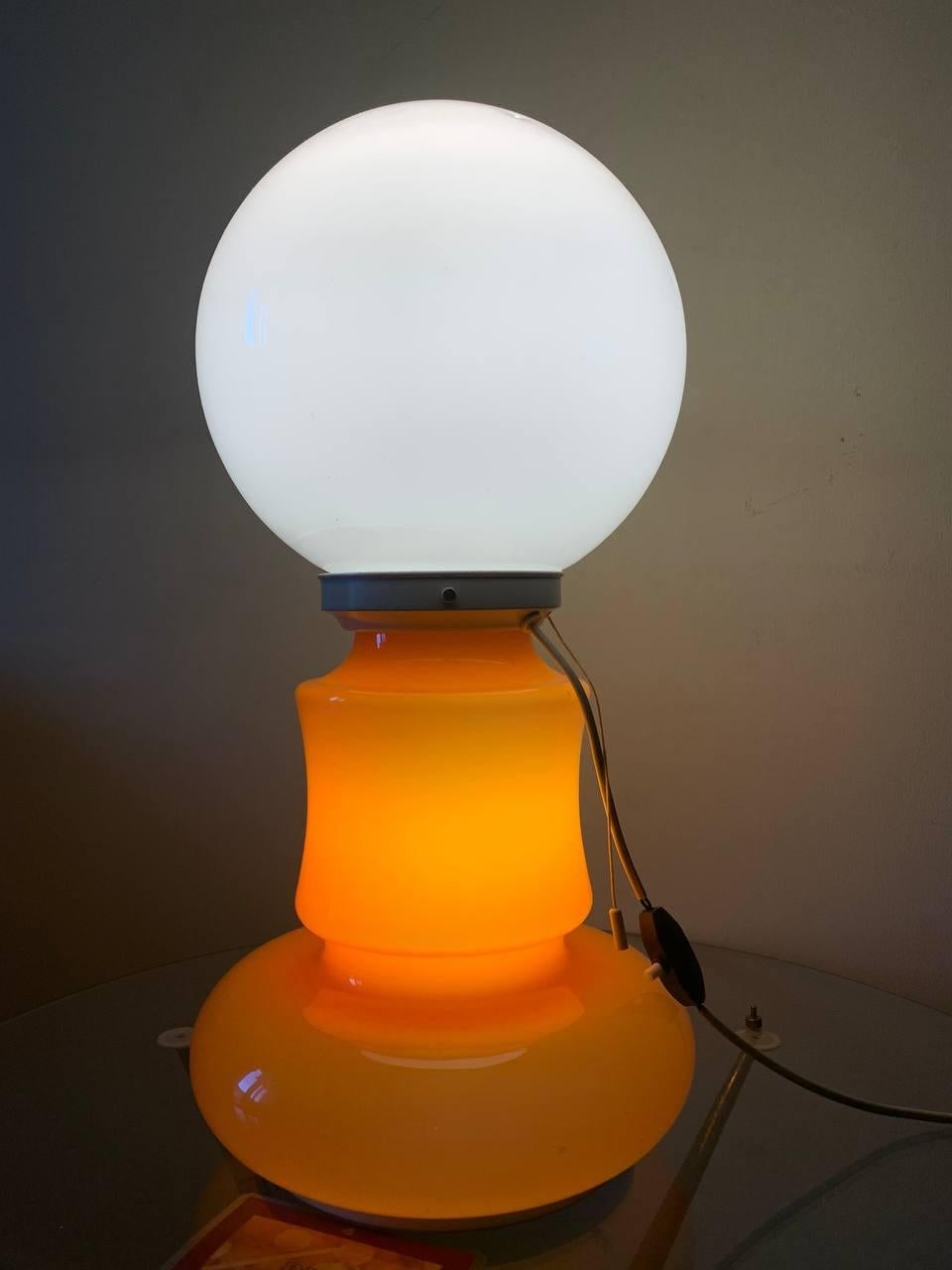Una meravigliosa lampada da tavolo vintage italiana realizzata da Carlo Nason per Mazzega. Produced in Murano, Venice in the 1970s, this chrome and glass lamp exemplifies Carlo Nason’s workmanship. Using vibrant colours, Nason has used a bright