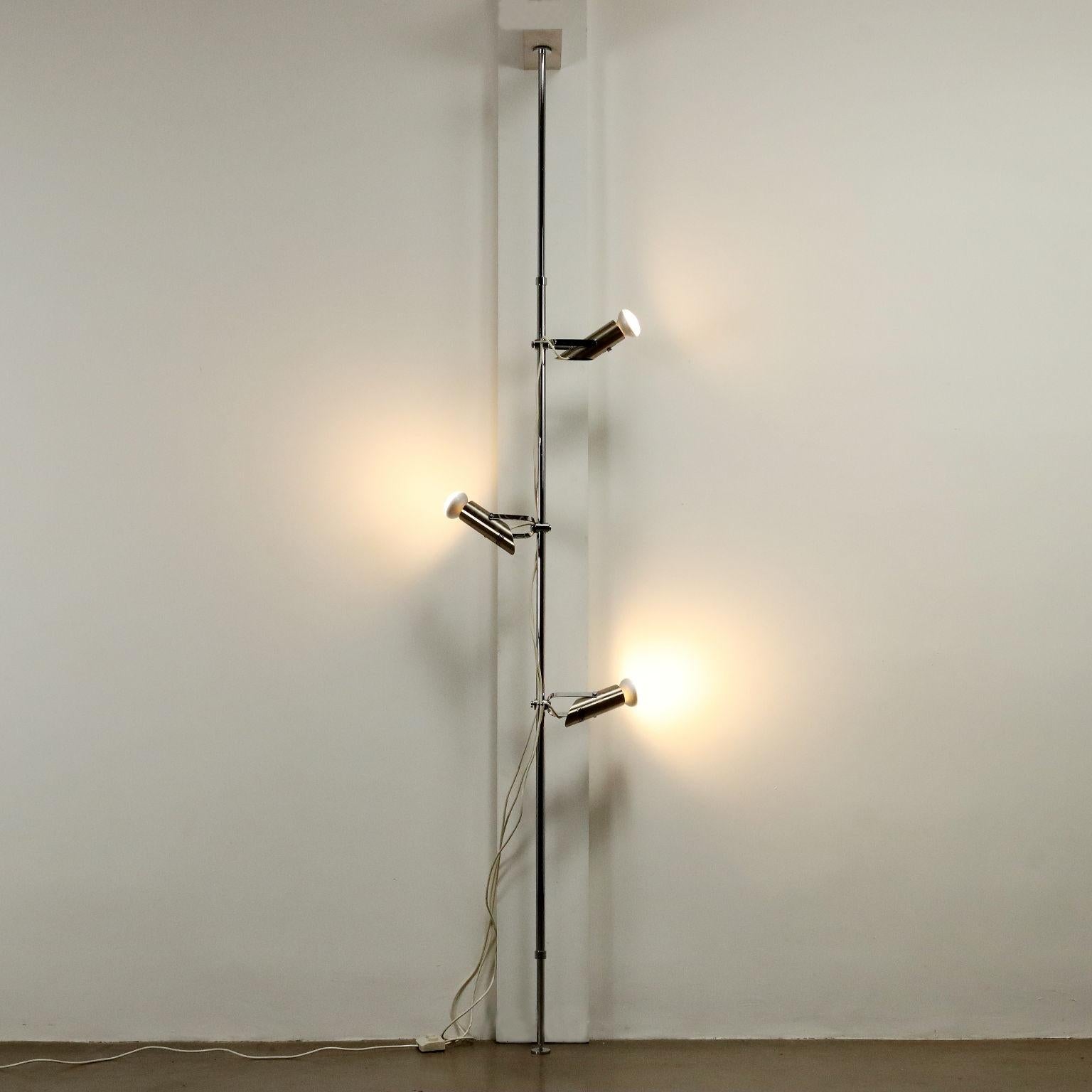 Lampe nécessitant un ancrage par pression entre le sol et le plafond, trois points lumineux réglables en position, coulissants et orientables, métal chromé et aluminium. 