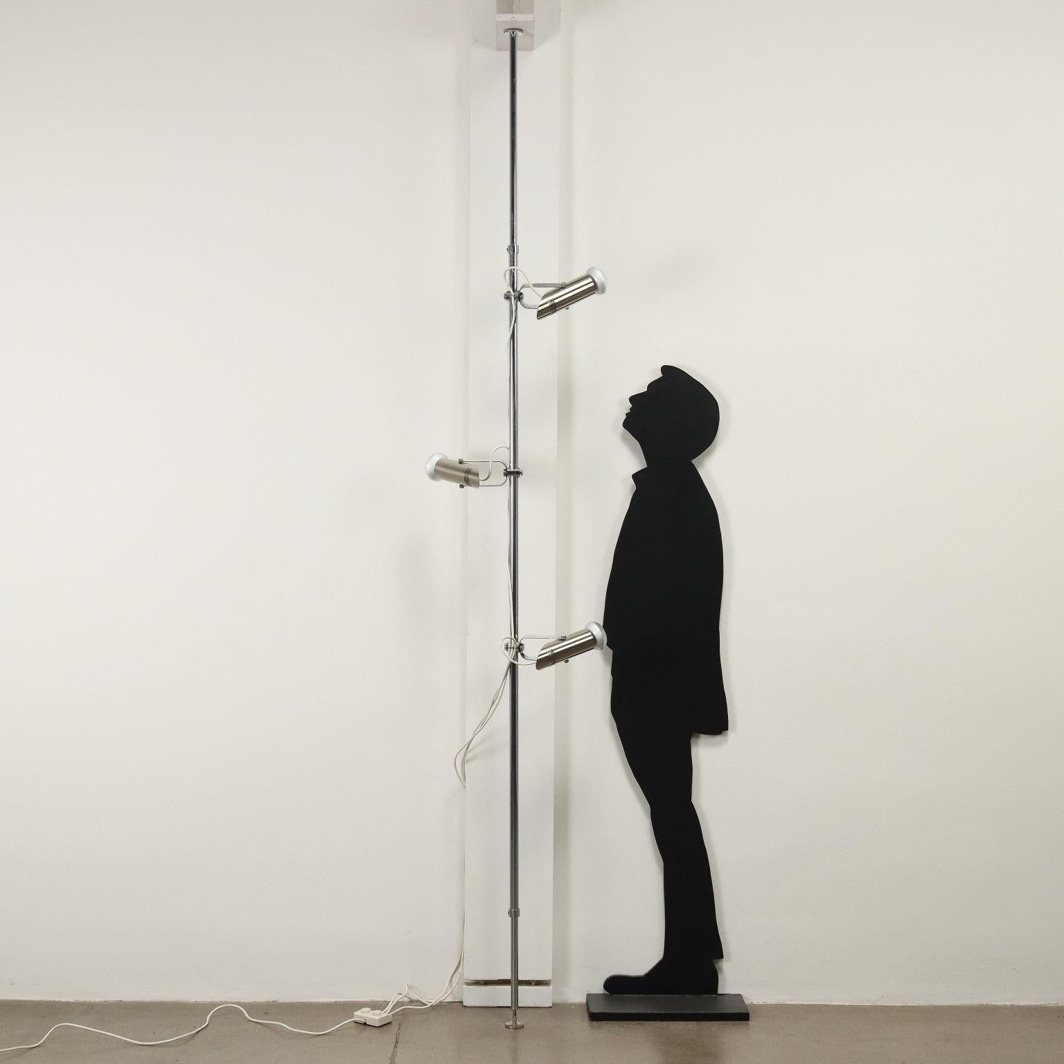 Lampe nécessitant un ancrage par pression entre le sol et le plafond, trois points lumineux réglables en position, coulissants et orientables, en métal chromé et aluminium. 
