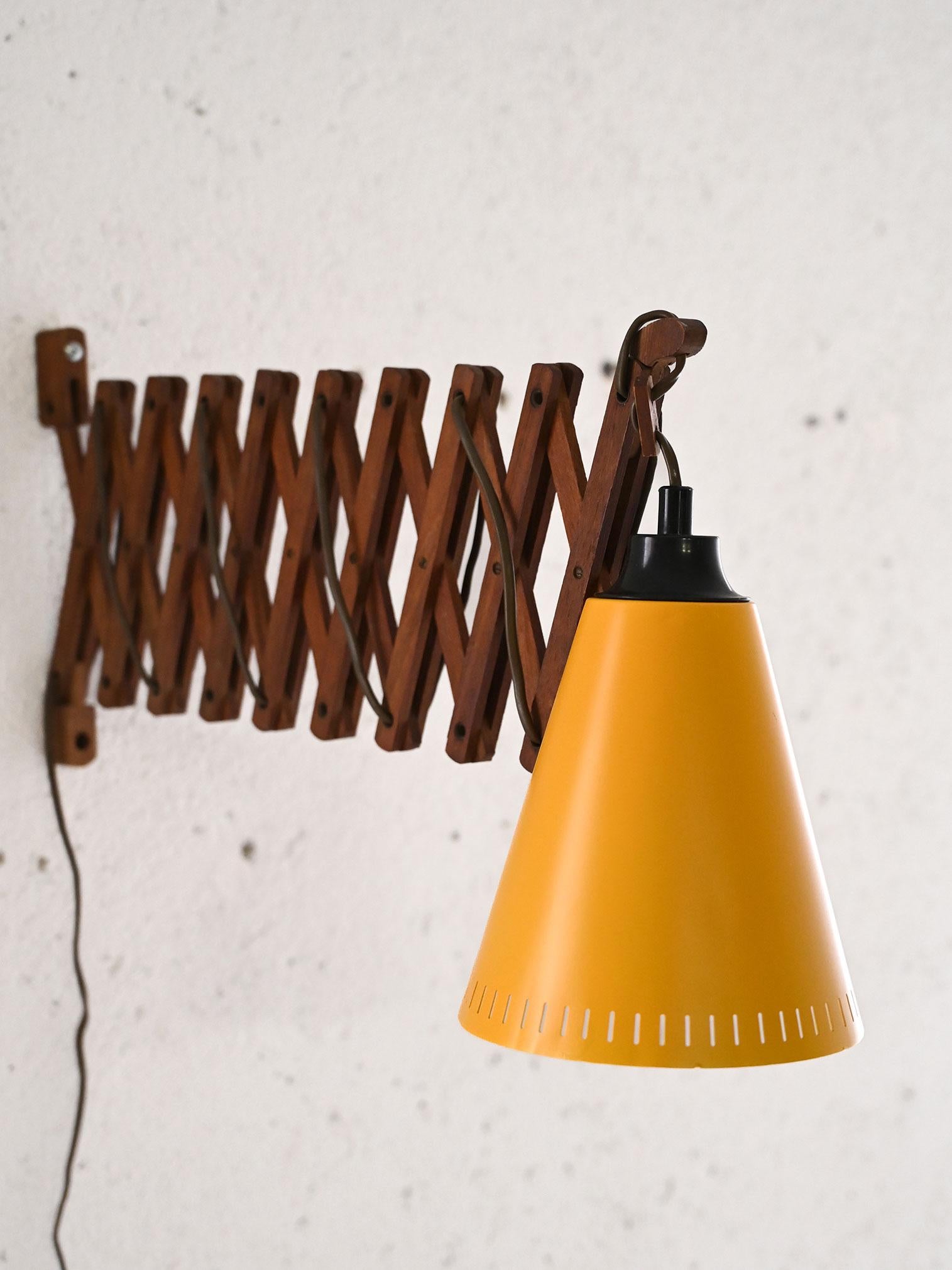 Scandinavian Modern Lamp with extendable arm For Sale