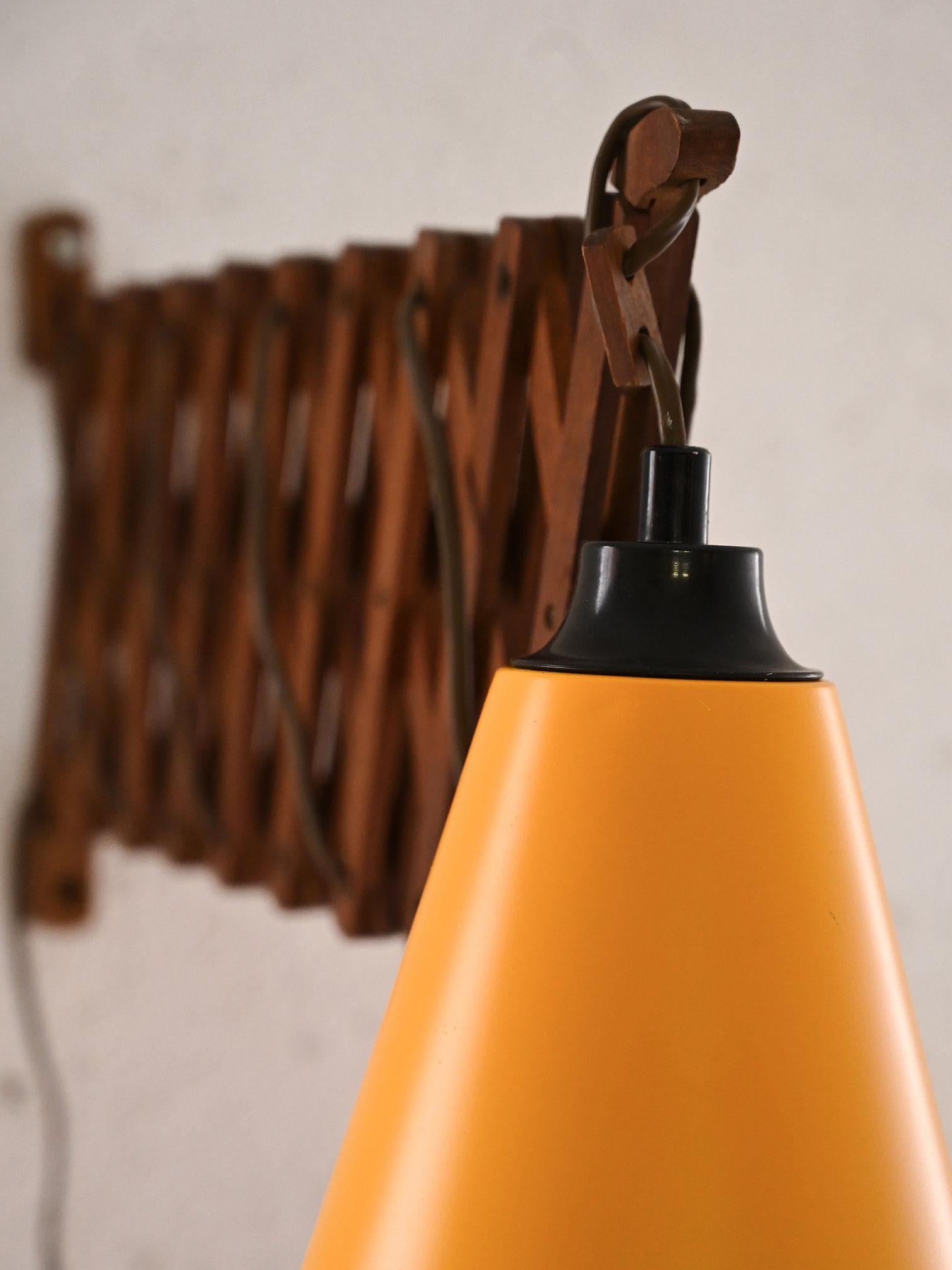 Metal Lamp with extendable arm For Sale