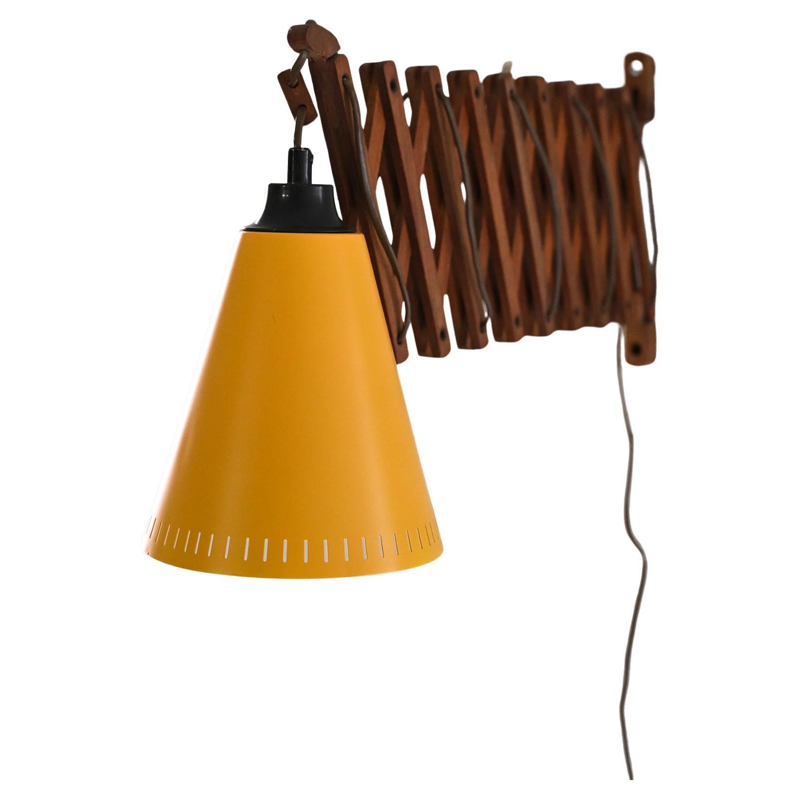 Lamp with extendable arm