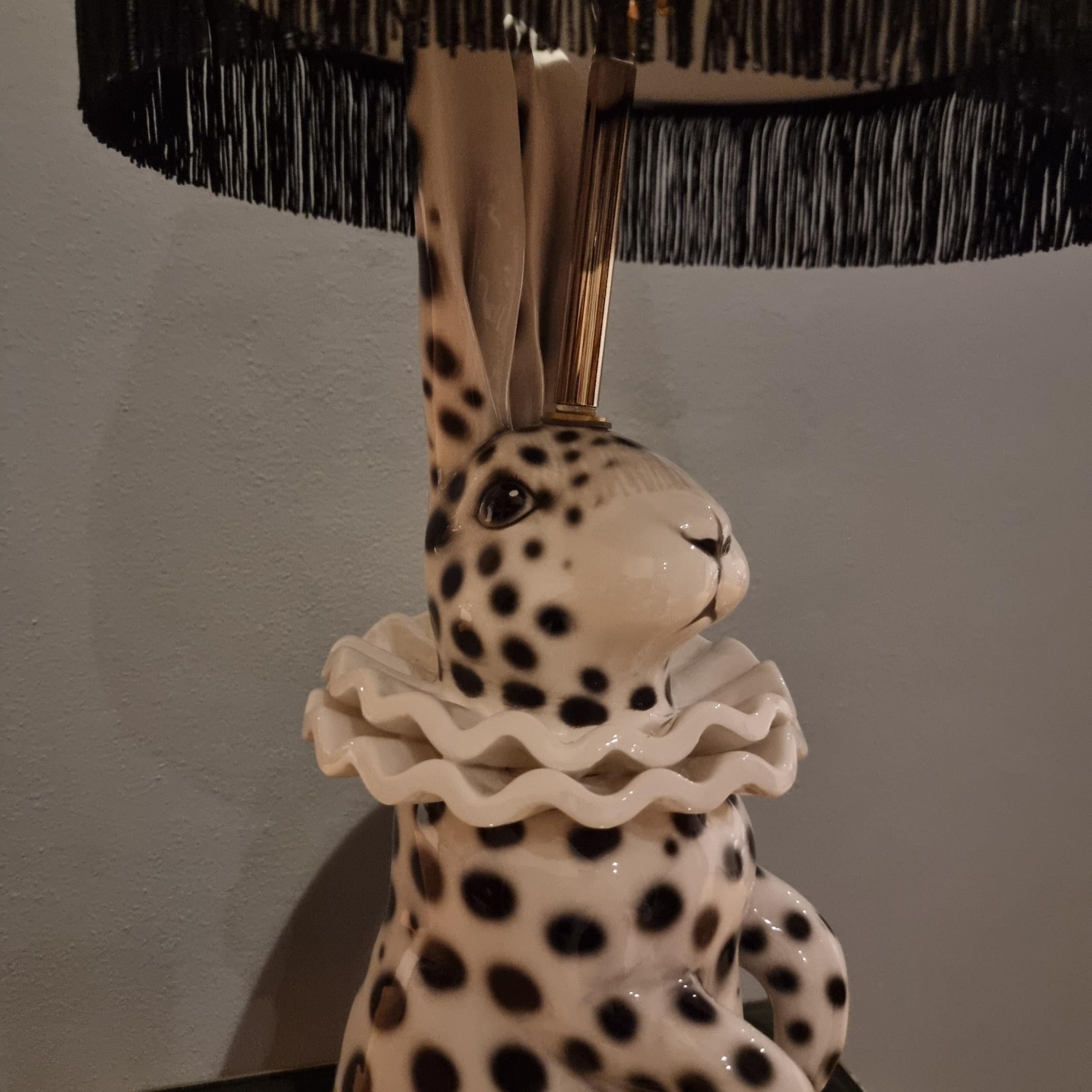 Lampe mit bemaltem Keramikhasen als Pierrot verkleidet im Angebot 5