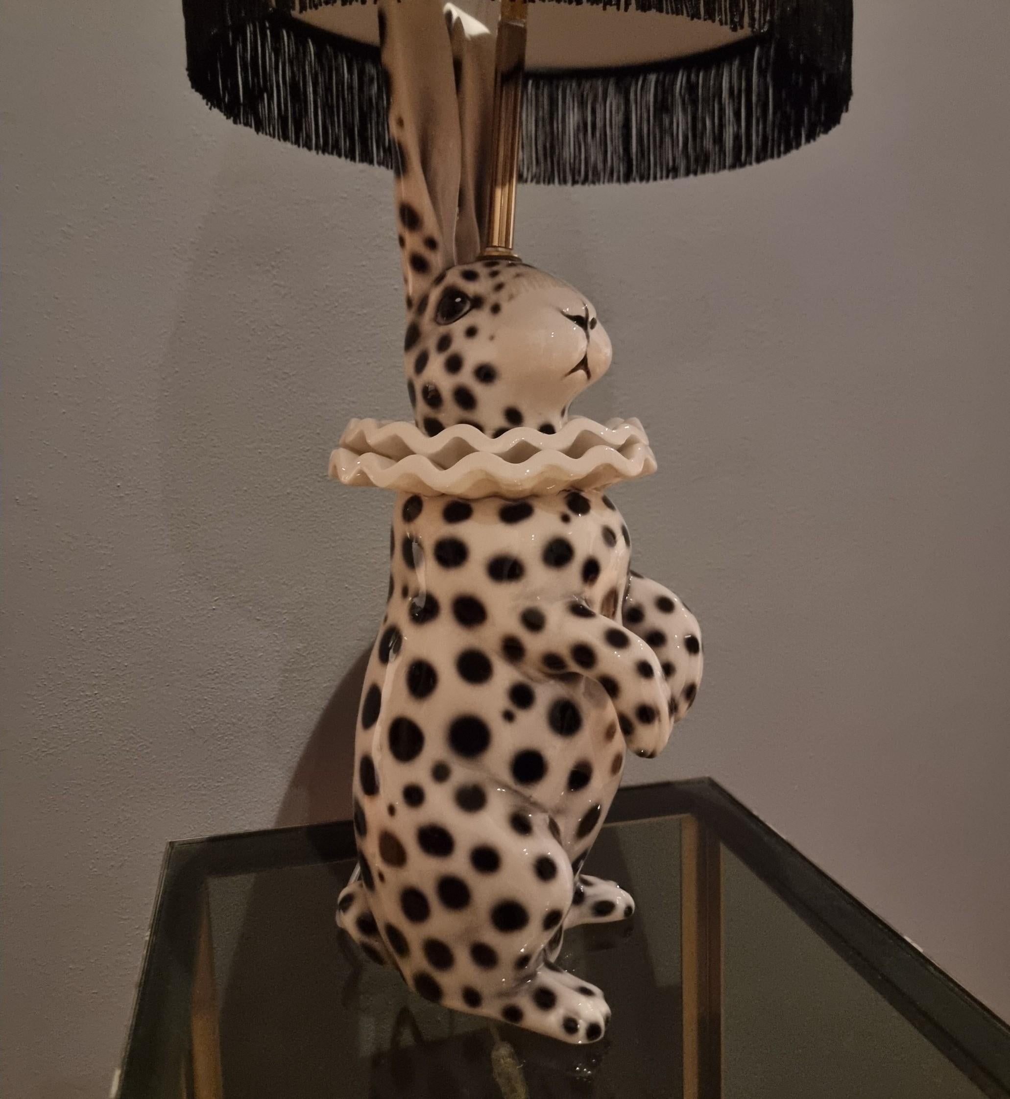 Lampe mit bemaltem Keramikhasen als Pierrot verkleidet im Angebot 6