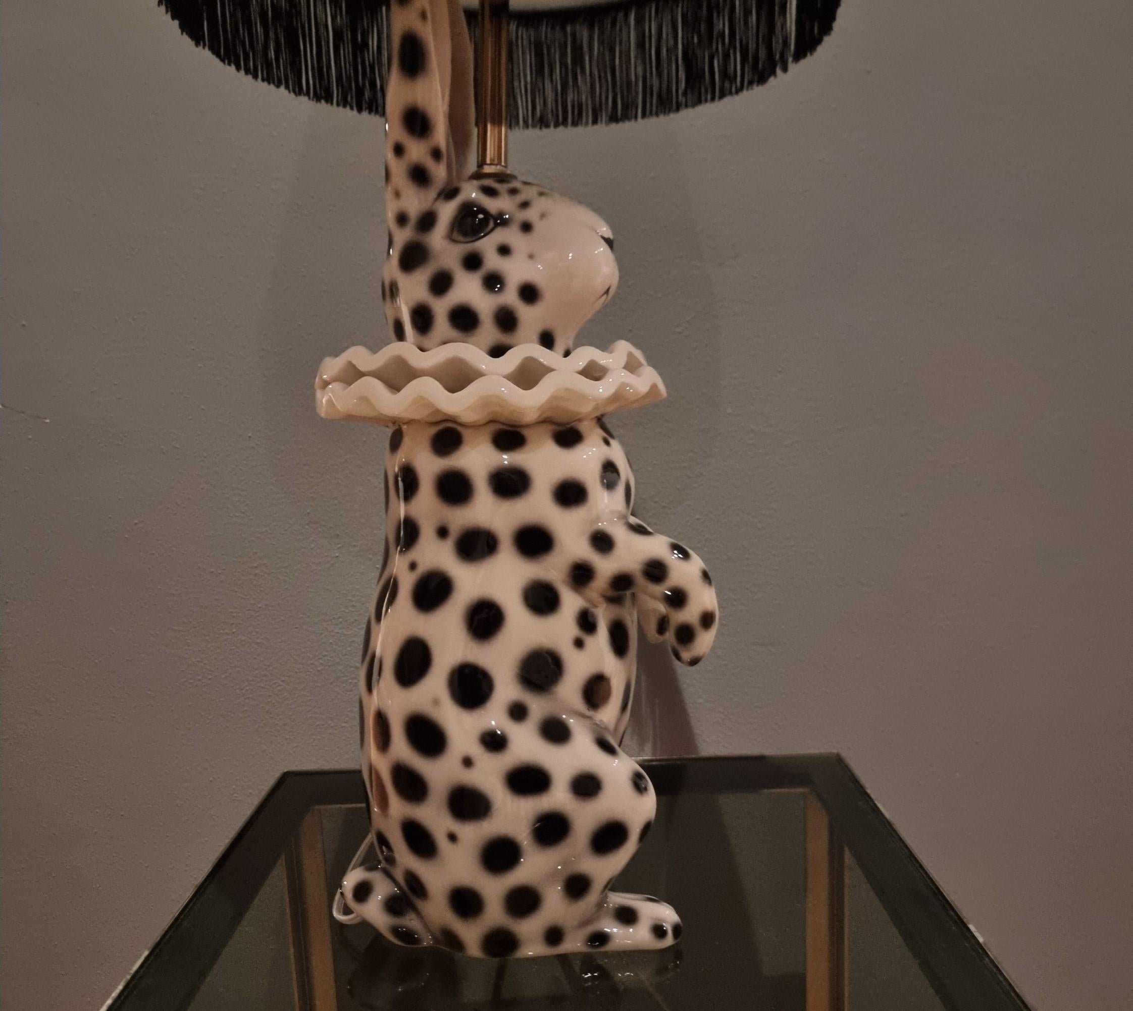 Lampe mit bemaltem Keramikhasen als Pierrot verkleidet im Angebot 7