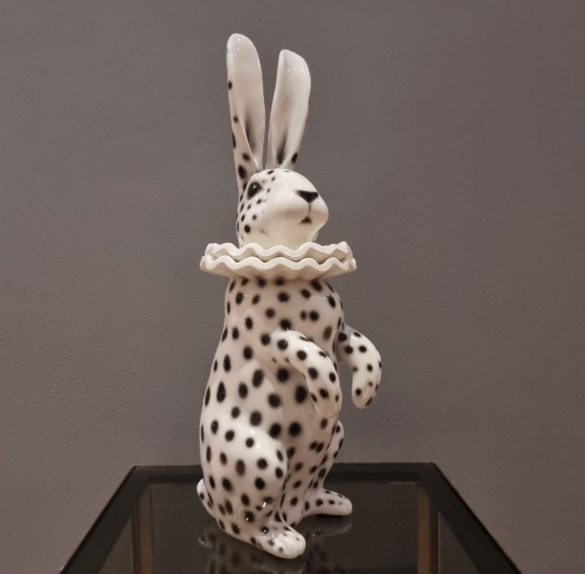Lampe Kaninchen aus bemalter Keramik - Eine künstlerische und originelle Note für Ihr Zuhause

Diese bezaubernde Lampe, die einen bemalten Keramikhasen im Pierrot-Kostüm darstellt, ist mehr als nur ein dekoratives Objekt. Es ist ein stilistisches