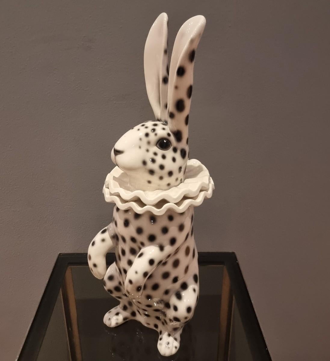 Lampe mit bemaltem Keramikhasen als Pierrot verkleidet (Italian) im Angebot