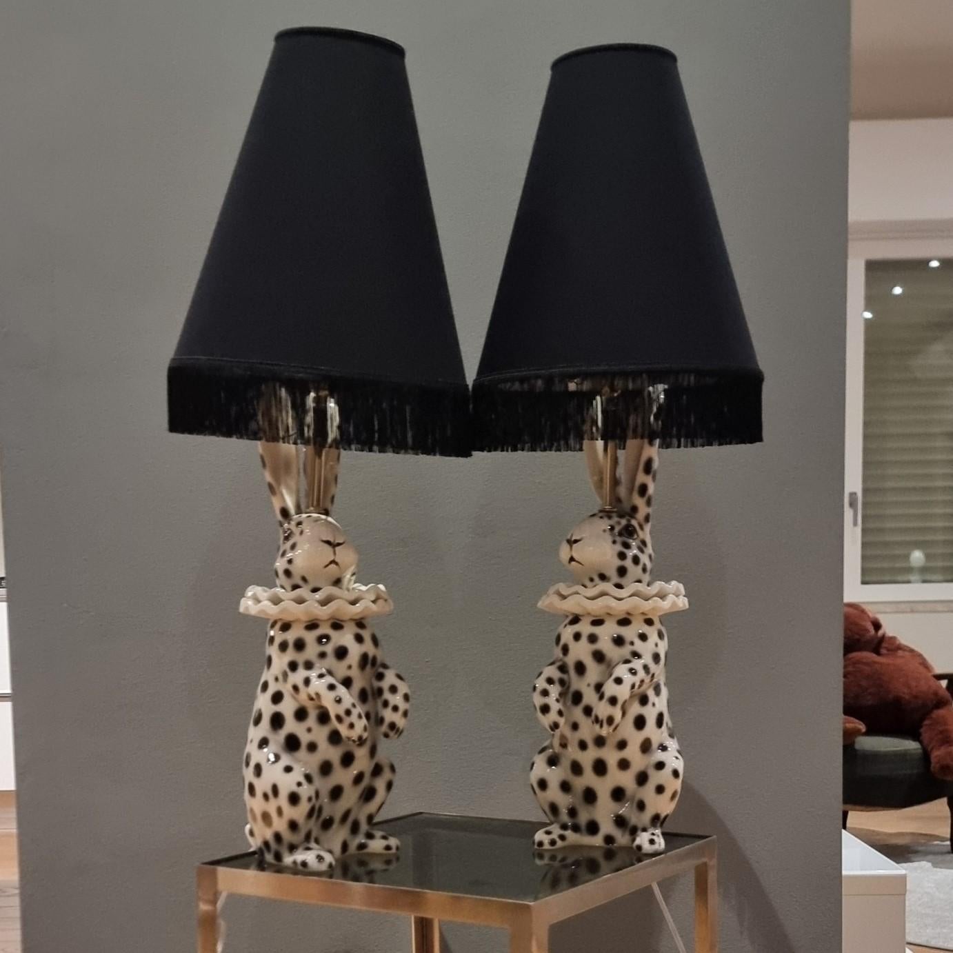 Lampe mit bemaltem Keramikhasen als Pierrot verkleidet (Zeitgenössisch) im Angebot