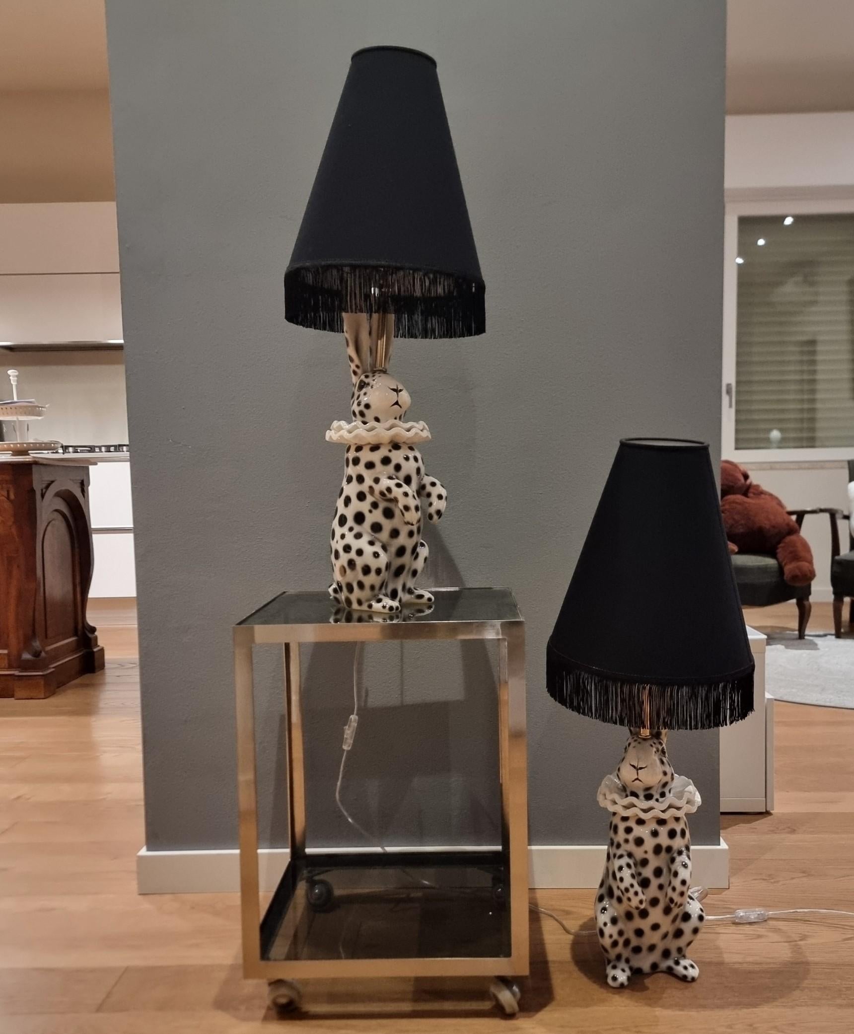 Lampe mit bemaltem Keramikhasen als Pierrot verkleidet im Angebot 1