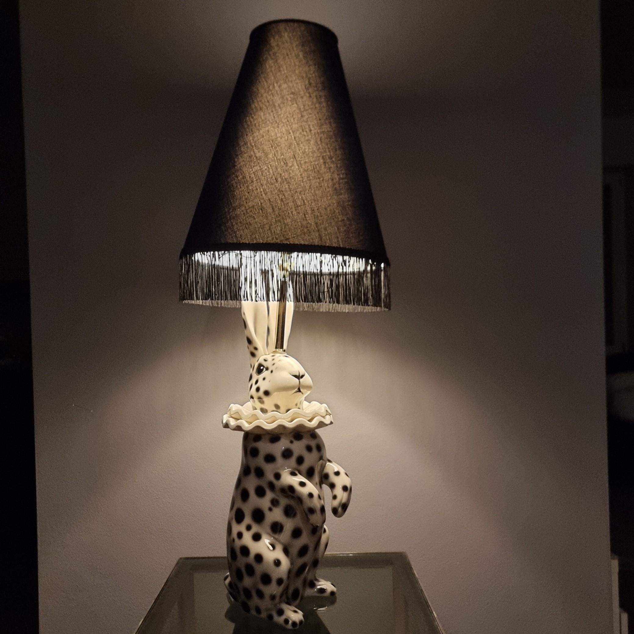 Lampe mit bemaltem Keramikhasen als Pierrot verkleidet im Angebot 2