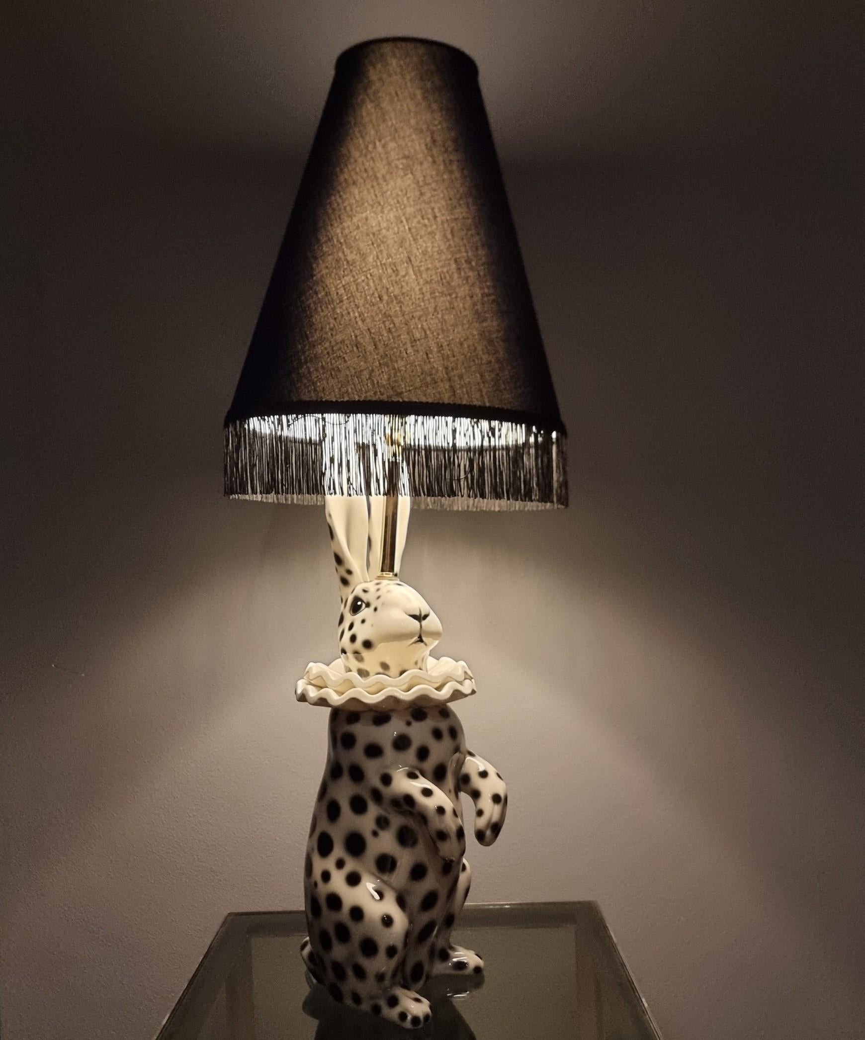 Lampe mit bemaltem Keramikhasen als Pierrot verkleidet im Angebot 3