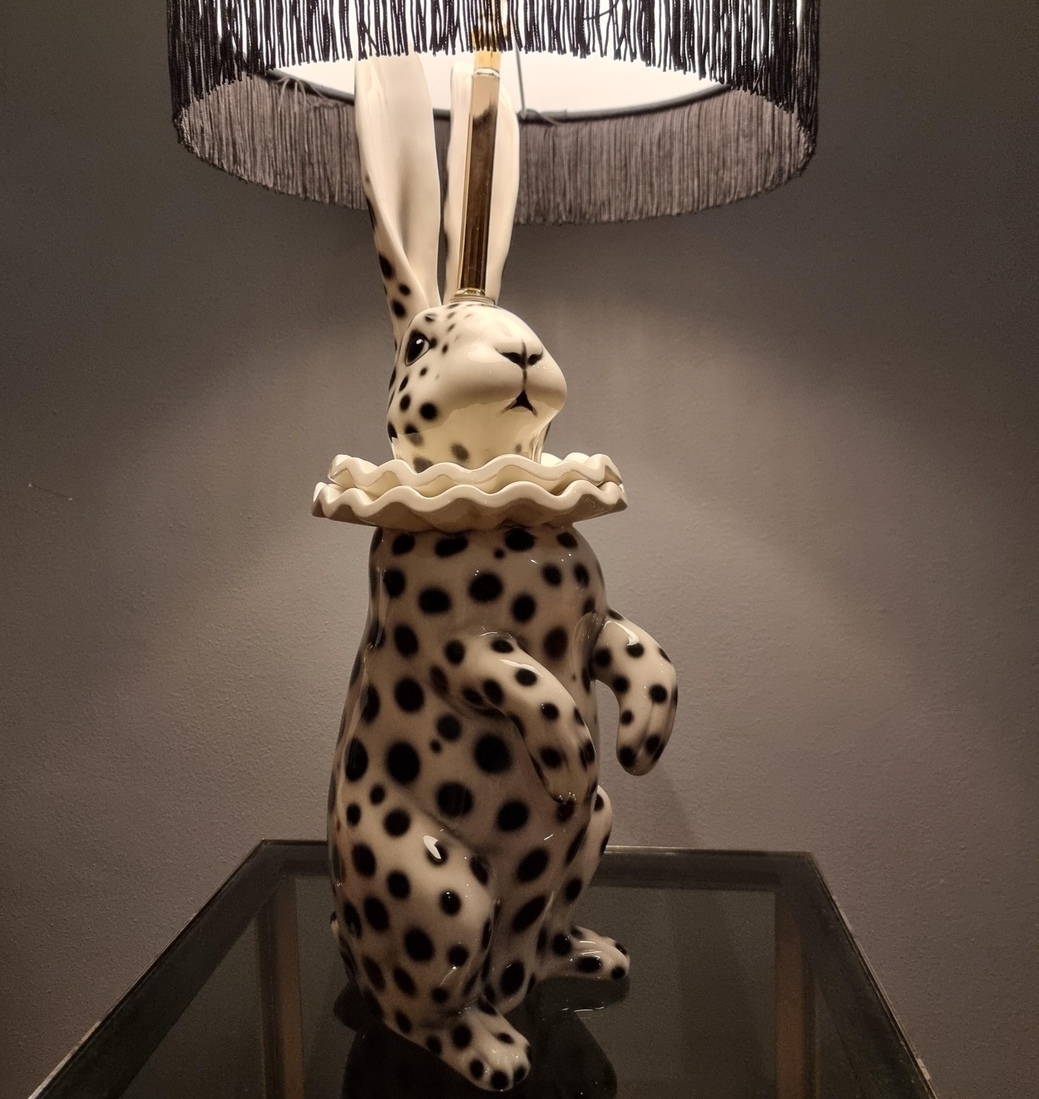 Lampe mit bemaltem Keramikhasen als Pierrot verkleidet im Angebot 4