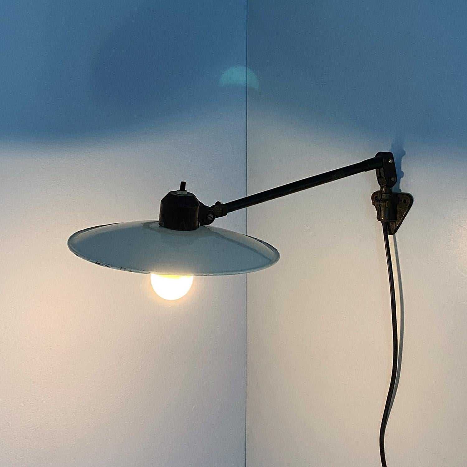 Mid-Century Modern Lampada da muro a braccio direzionabile in metallo, italiana di metà secolo 1960 For Sale