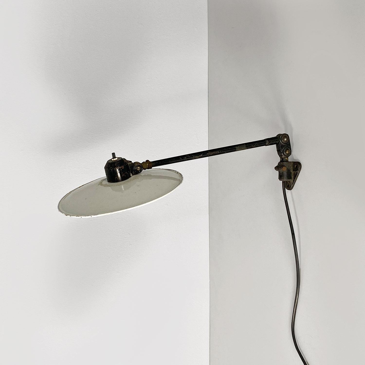 Lampada da muro a braccio direzionabile in metallo, italiana di metà secolo 1960 In Good Condition For Sale In MIlano, IT