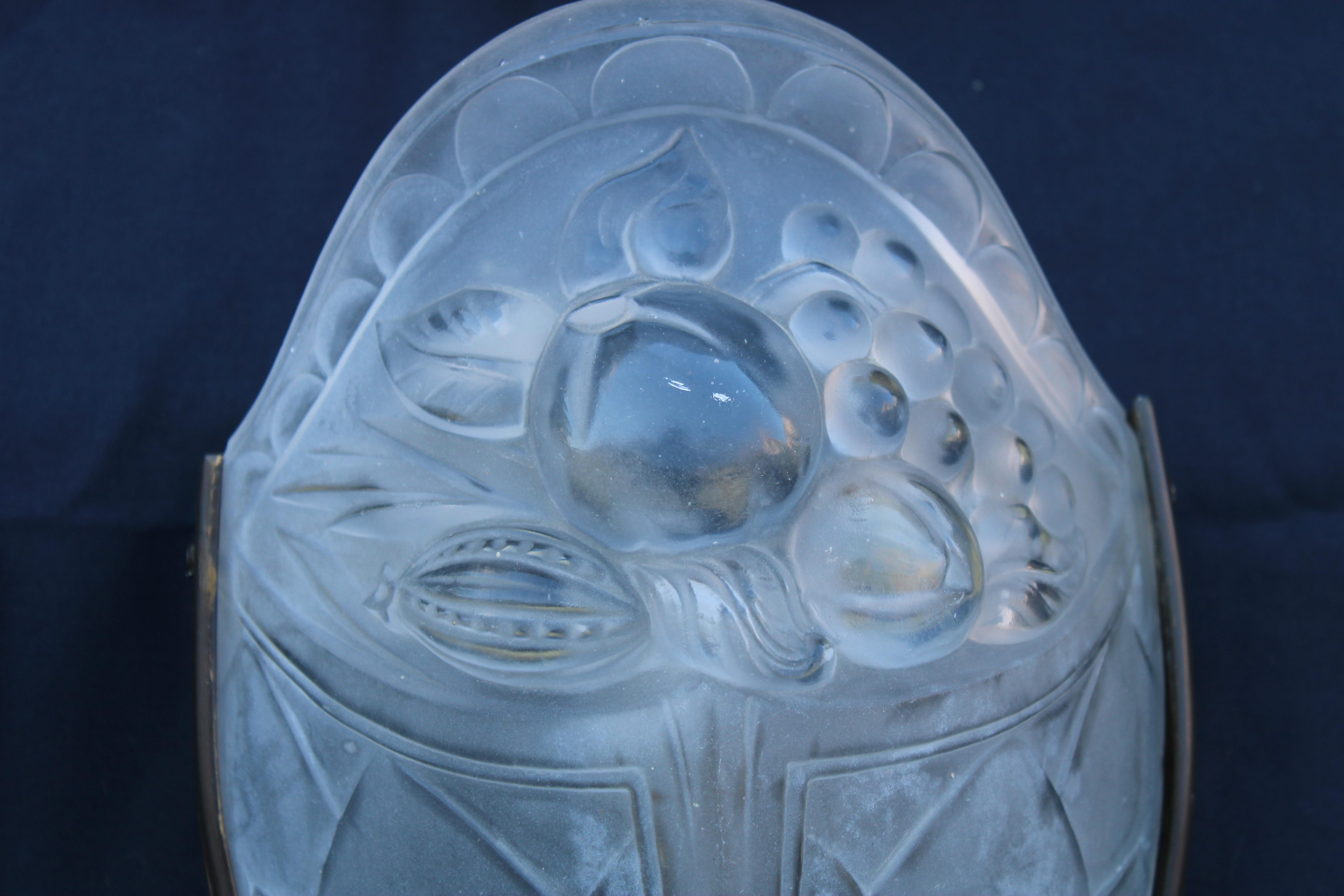 Lampada da Muro Francese Art Decò 1930 in Cristallo e Ottone Lalique stile In condizioni buone in vendita a Palermo, Sicily