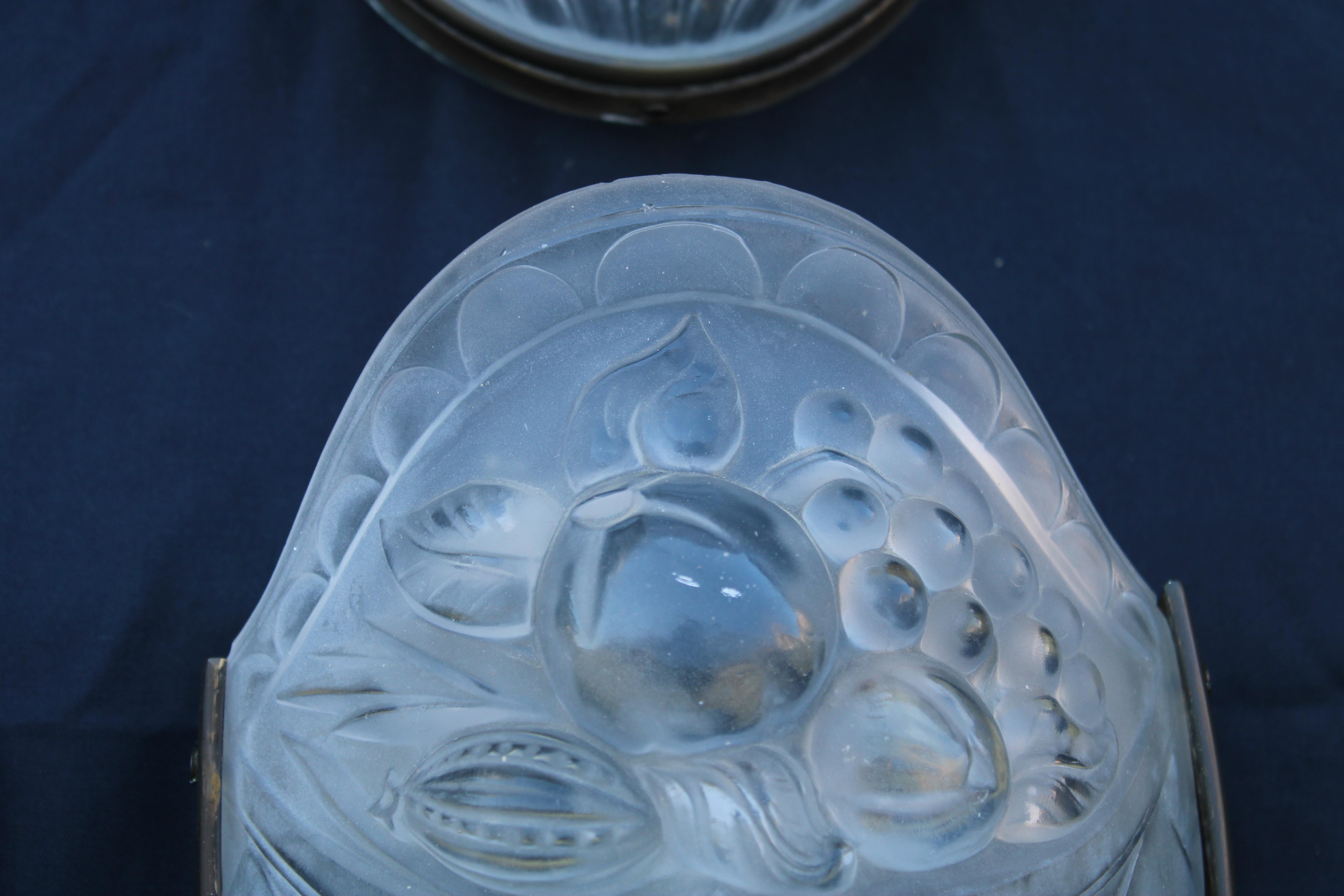 Mid-20th Century Lampada da Muro Francese Art Decò 1930 in Cristallo e Ottone Lalique stile in vendita