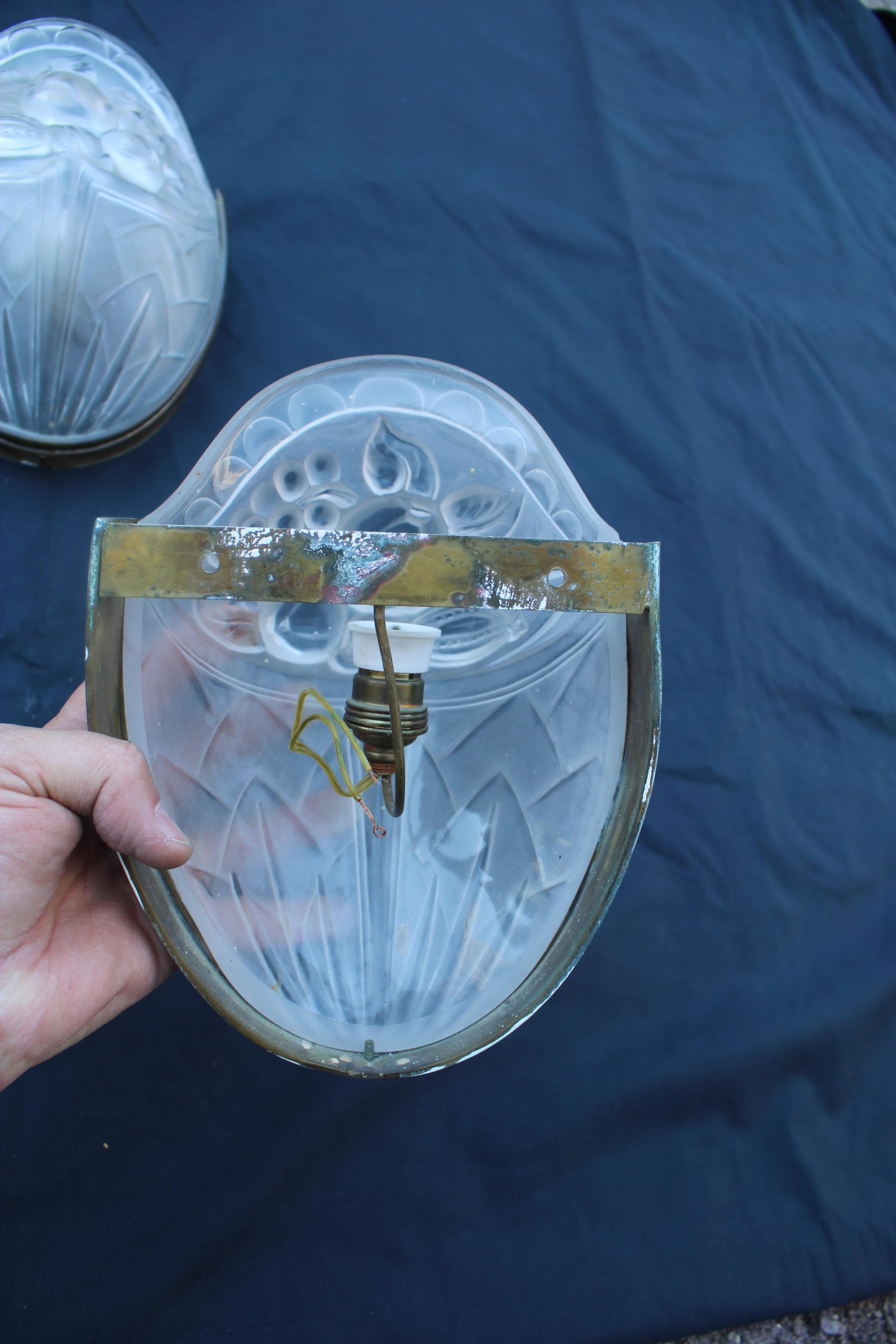 Lampada da Muro Francese Art Decò 1930 in Cristallo e Ottone Lalique stile in vendita 3