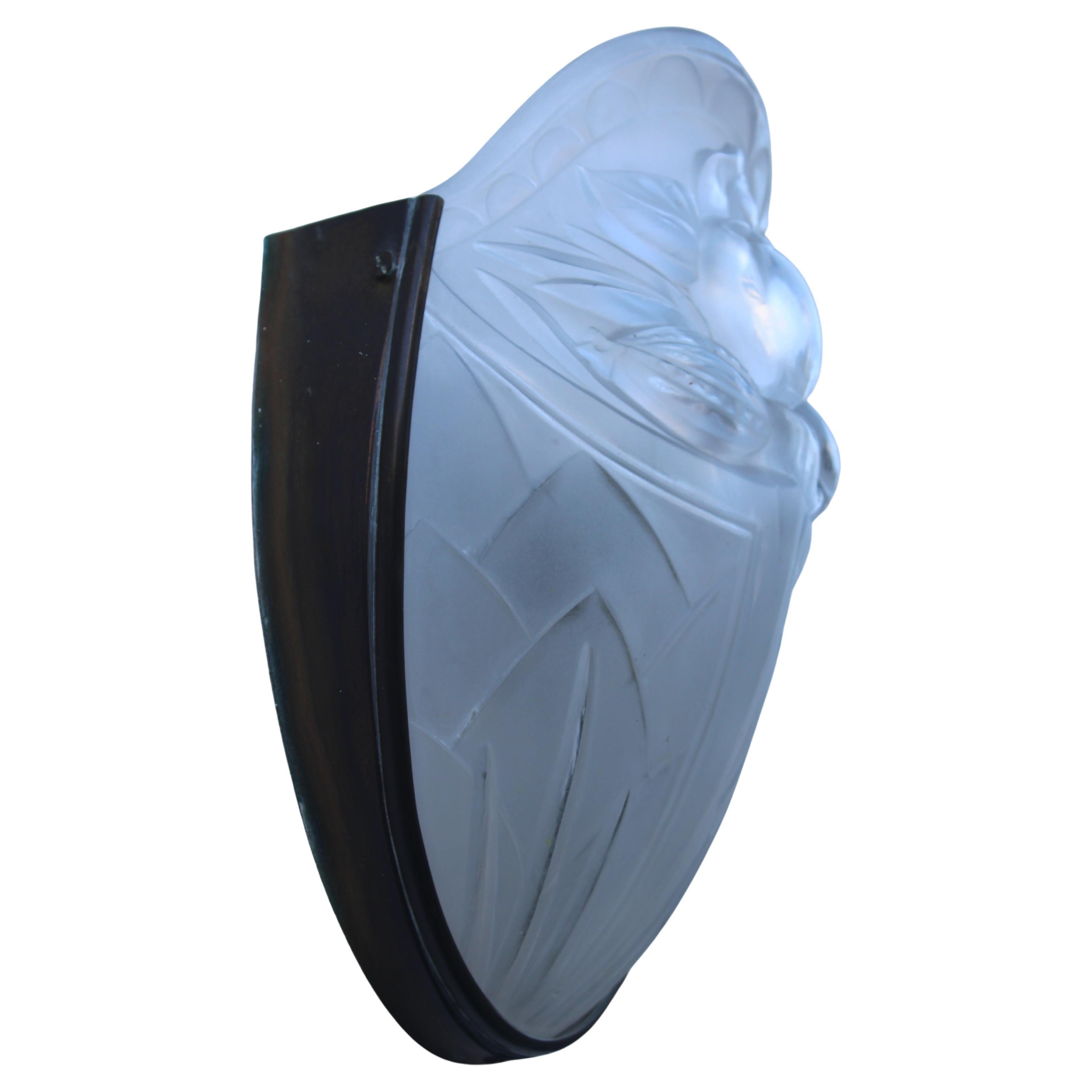 Lampe murale de style Lalique en cristal et laiton Art Déco français des années 1930