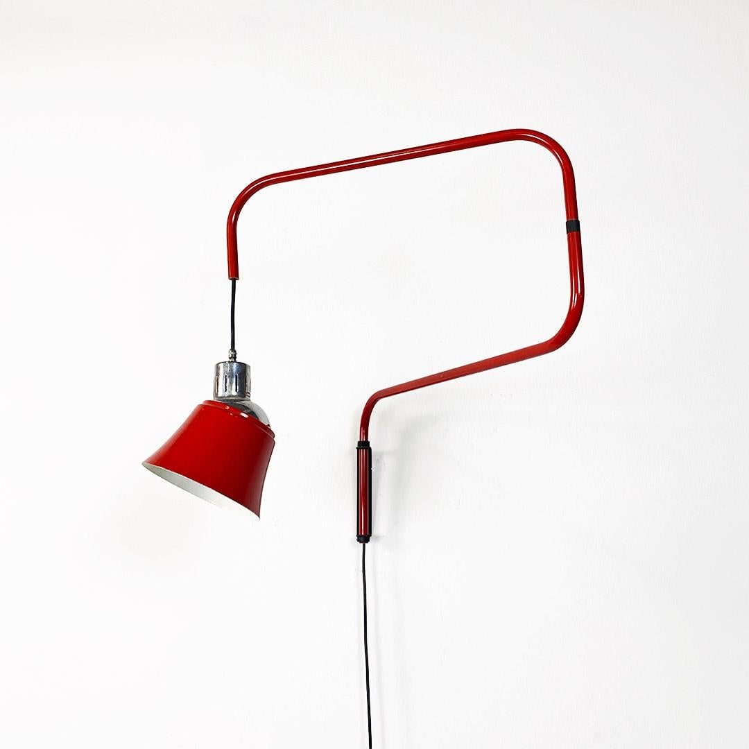 Bauhaus-style wall arm lamp with red metal frame and chrome-plated diffuser part.
Foldable and with a swiveling metal shade, with the possibility of adjusting the height of the shade itself thanks to the counterweight placed along the electrical