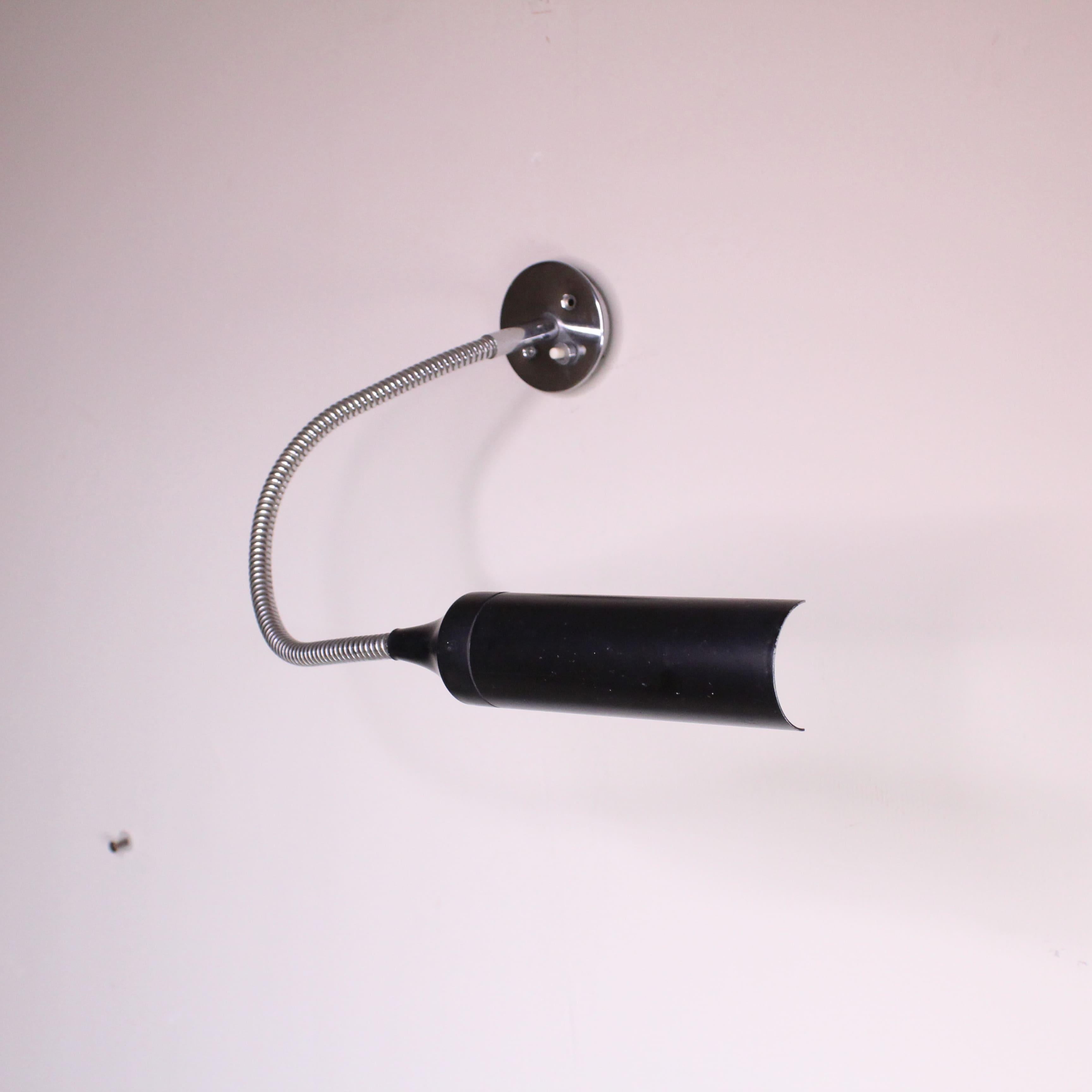 **Lampada da Parete 595/P, Gino Sarfatti, Arteluce, 1961**

La lampada da parete 595/P di Gino Sarfatti per Arteluce è un esempio straordinario del design italiano degli anni '60. Progettata nel 1961, questa applique unisce semplicità formale e