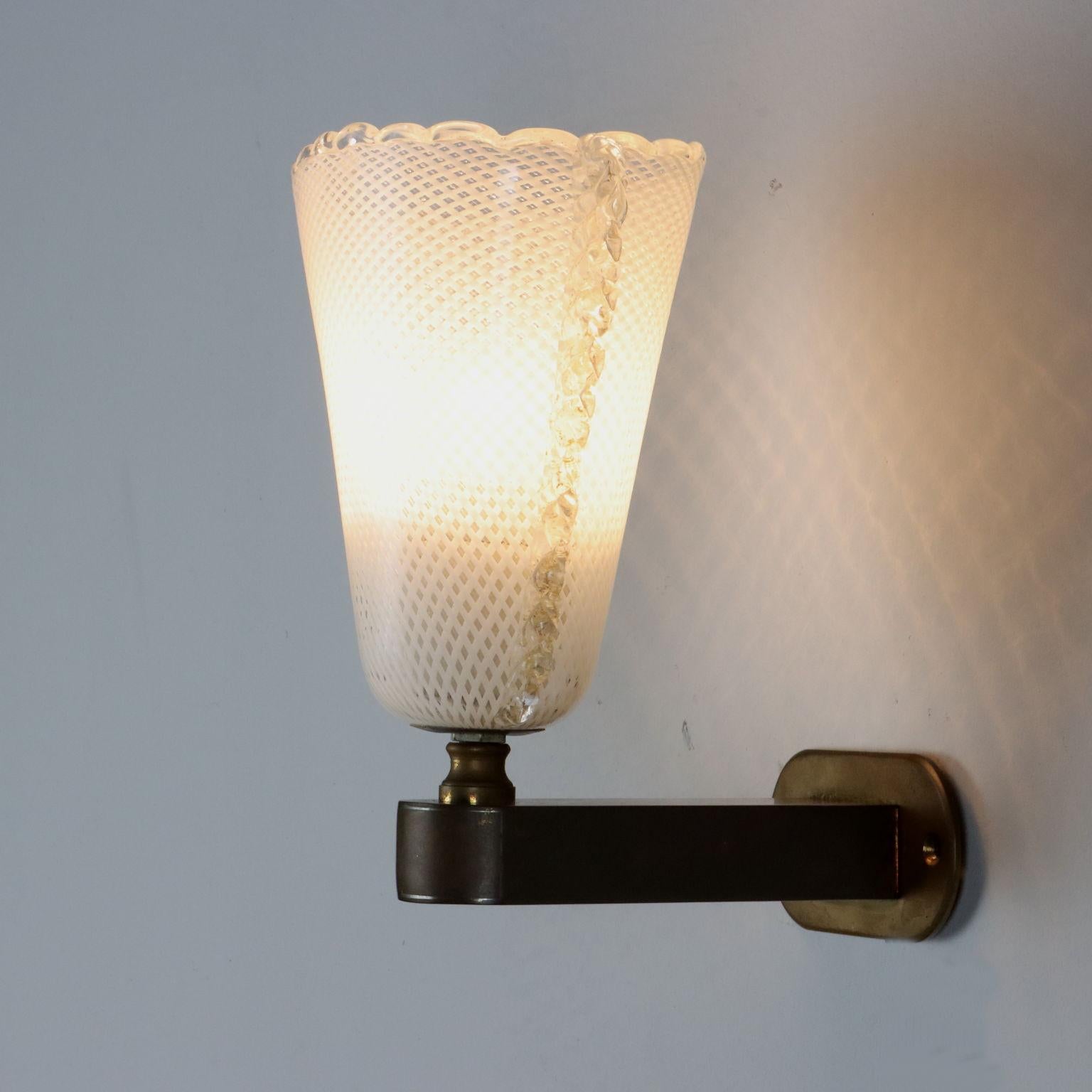 Lampada da parete, ottone e diffusore in vetro 