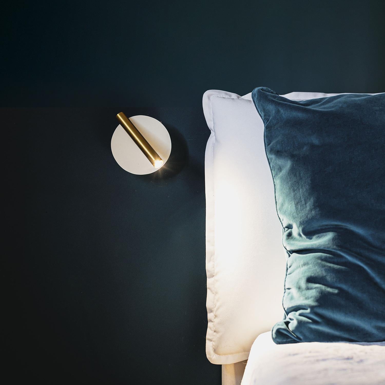 Minimalismo Lampada da parete applique moderna da lettura per camera da letto bianco e oro in vendita