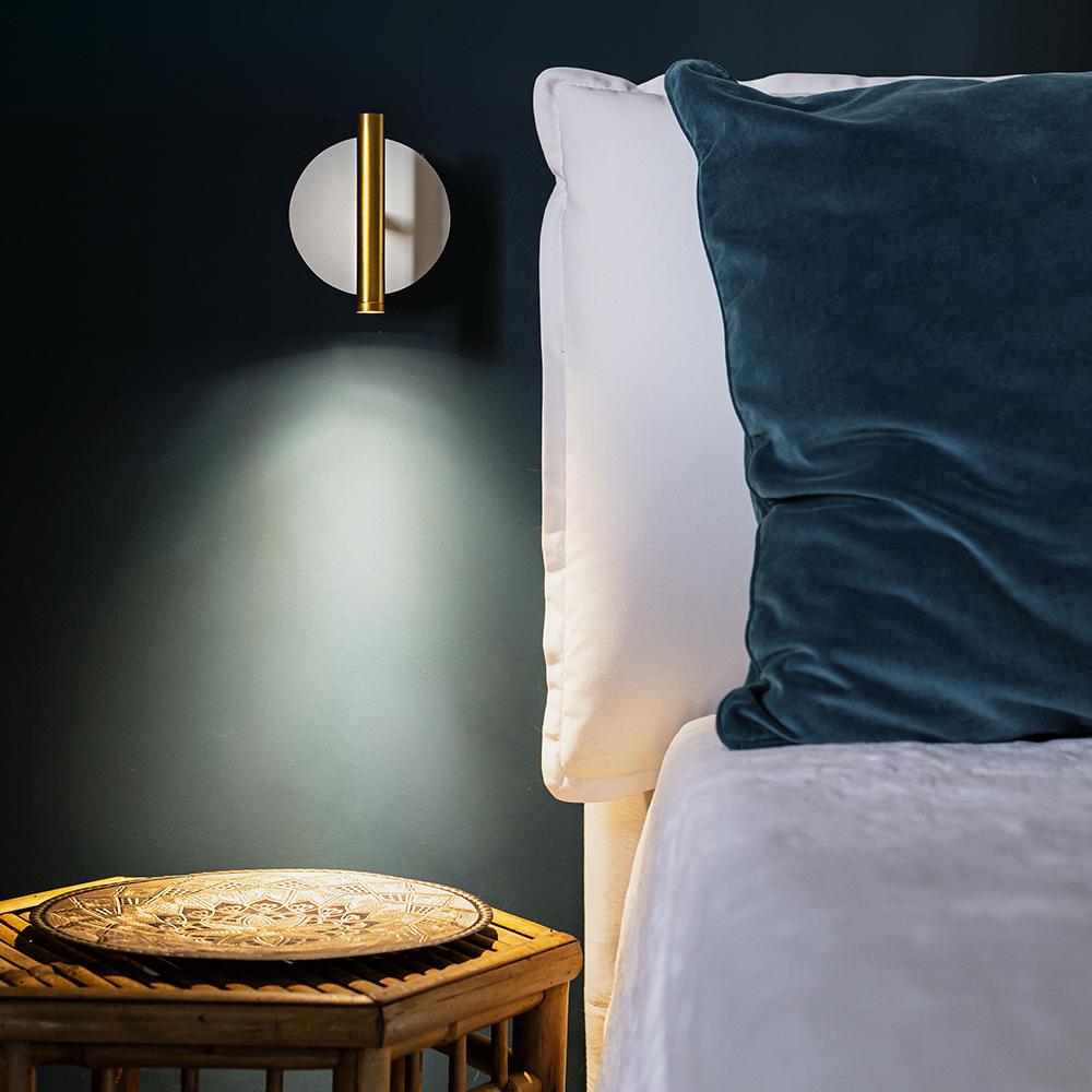 Italian Lampada da parete applique moderna da lettura per camera da letto bianco e oro in vendita