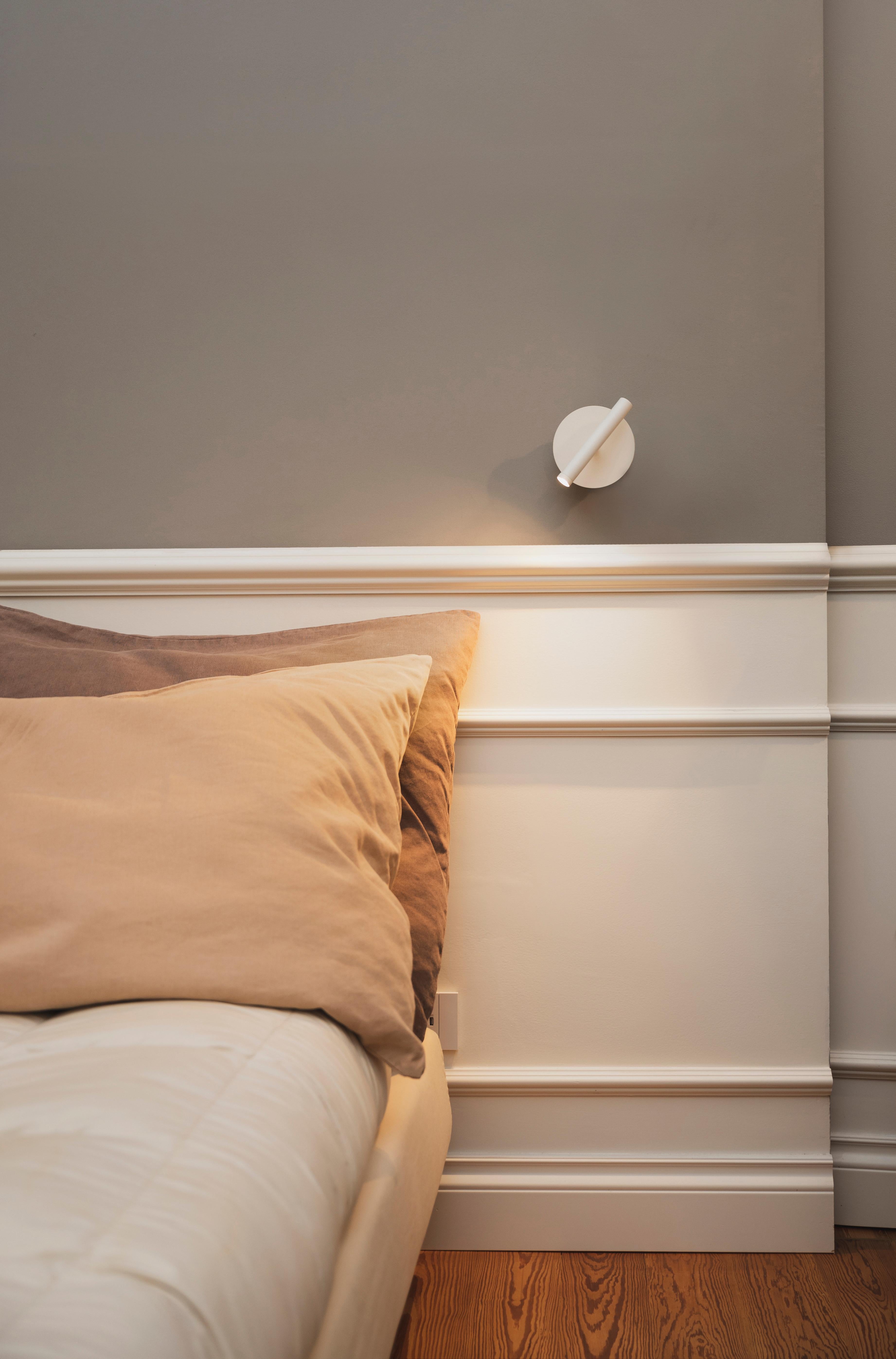 Minimalismo Lampada da parete applique moderna da lettura per camera da letto bianco in vendita