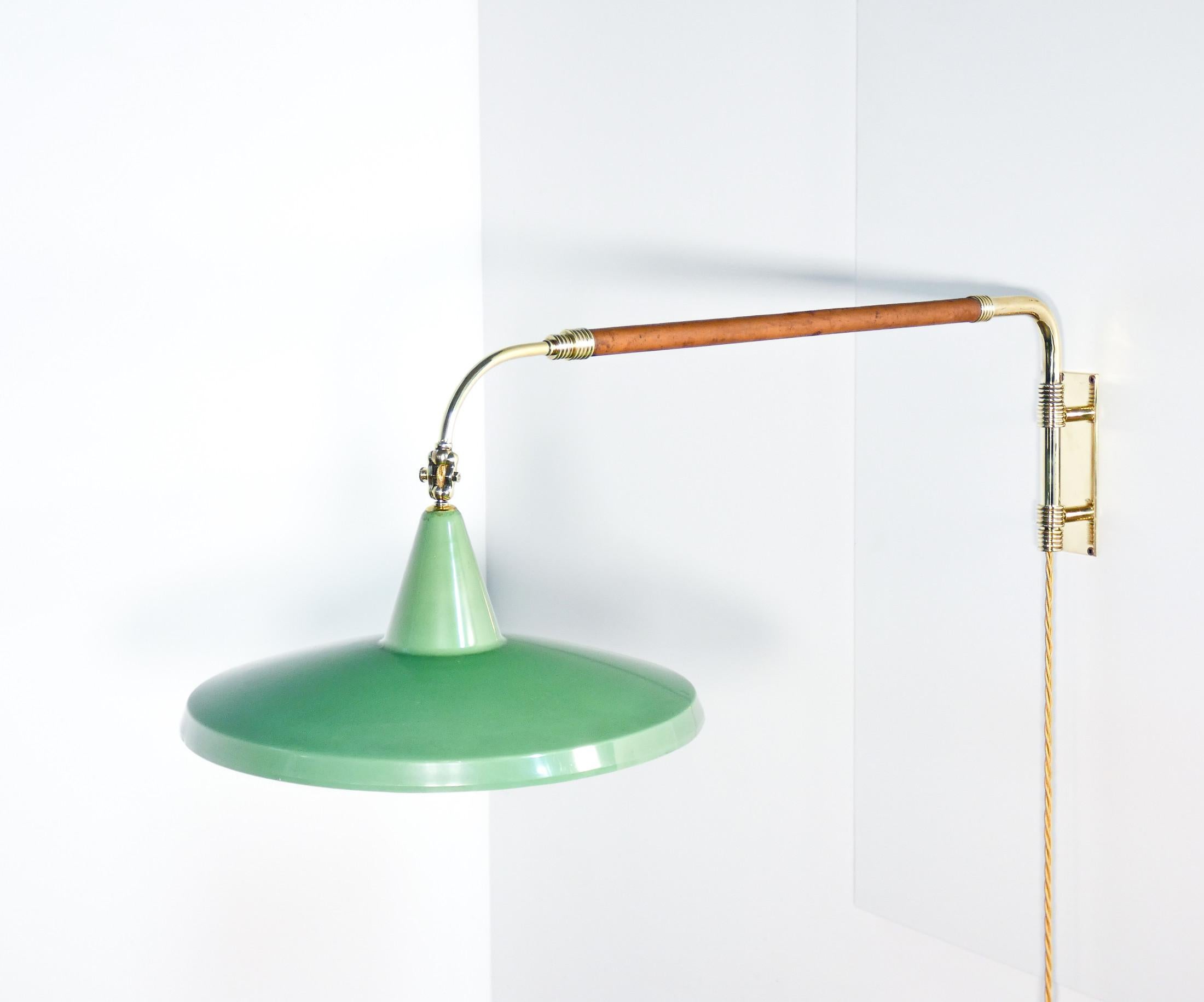Italian Lampada da parete con braccio estensibile e contrappeso, stile ARREDOLUCE. 1940s